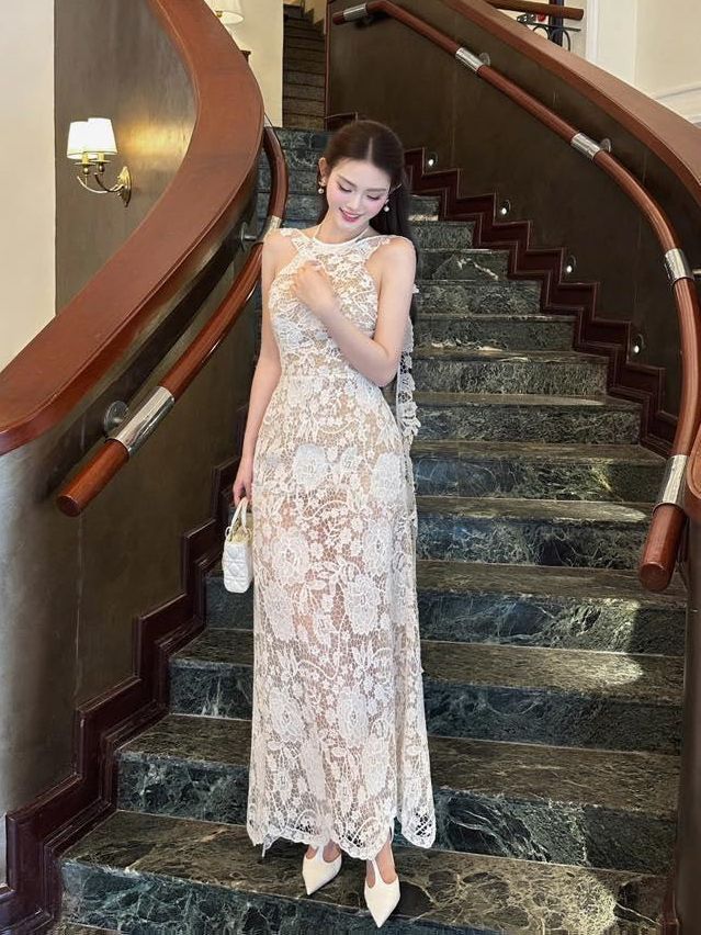 Dress ยาว แขนกุด แต่งผ้าพาดยาวด้านหลัง เอวเข้ารูป กระโปรงยาวสวย เนื้อผ้าลูกไม้เนื้อดี ผ้าหนามีน้ำหนัก เป็นทรงสวยมากค่ะ ซับในทั้งชุด ใส่ออกมาเป็นทรงสวยสุดๆค่า ซับในทั้งชุดค่า