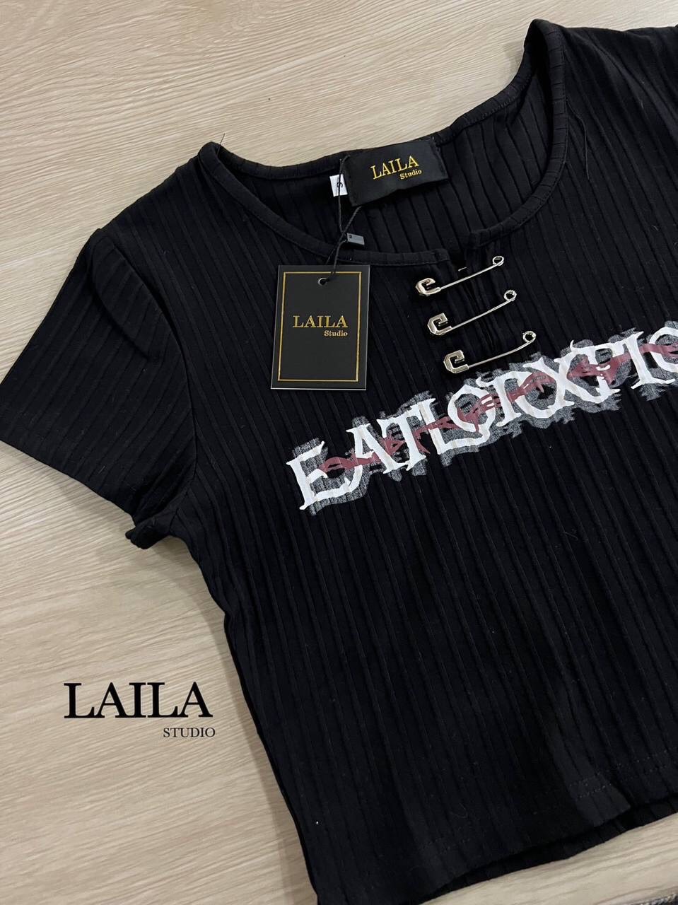 Tag: LAILA Detail: new!! Set เสื้อ+กางเกง เสื้อครอปทรงแขนสั้นมาในโทนสีดำงานผ้ายืดหยุ่นเข้ารูปสวย ช่วงอกแต่งสกีนลายพร้อมเข็มกลัดแต่งเก๋ๆ มาพร้อมกางเกงยีนส์ทรงปล่อยๆแต่งอะไหล่กระดุมสีเงิน มาในลายเสือดาวสุดเก๋🐆 งานผ้าสวยแต่งกระเป๋าสองข้าง ลุคนี้แมชกั