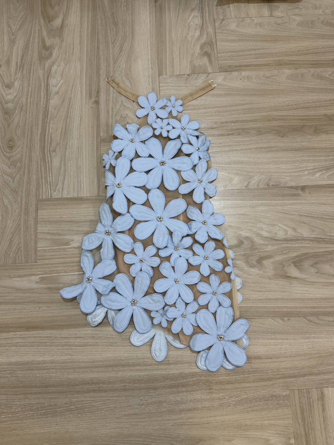 เดรสสั้นดีไซน์สุดโดดเด่นด้วยลายดอกไม้สามมิติทั้งตัว แต่งดอกไม้นูนขนาดเล็ก-ใหญ่ไล่ระดับจากช่วงคอลงมาถึงชายกระโปรง เพิ่มลูกเล่นด้วยการฝังคริสตัลเล็กกลางดอกช่วยสะท้อนแสงอย่างหรูหรา ดีไซน์ชายเดรสเฉียงดูชิคเปรี้ยวมาก ให้ลุคหวานปนเซ็กซี่อย่างลงตัว เ