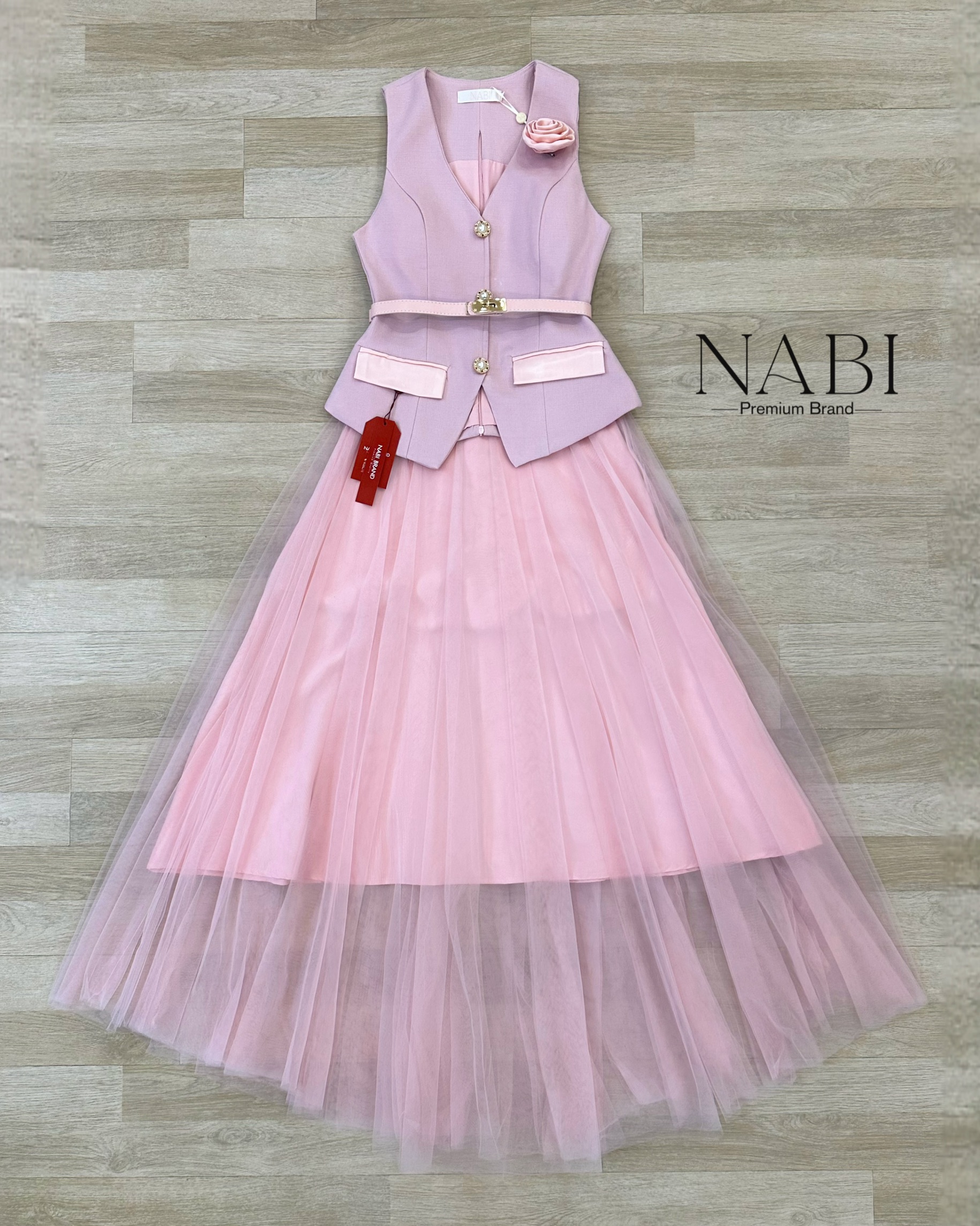 ชุดเซ็ต 2ชิ้น เสื้อแขนกุดคอวี แต่งกระดุมมุกด้านหน้า เพิ่มความโดดเด่นเรียบหรูด้วยกระเป๋า 2ข้าง ปกผ้าSATINเงาสวยหรูดูแพงไปอี๊ก พร้อมฟองน้ำและซับในอย่างดี มาคู่กับกระโปรงยาวซับทั้งตัว ซิปหลัง แถมเข็มกลัดและเข็มขัด ใส่แมทช์กันลงตัวมากๆค่ะ ห้ามพลาดนะคะ😘