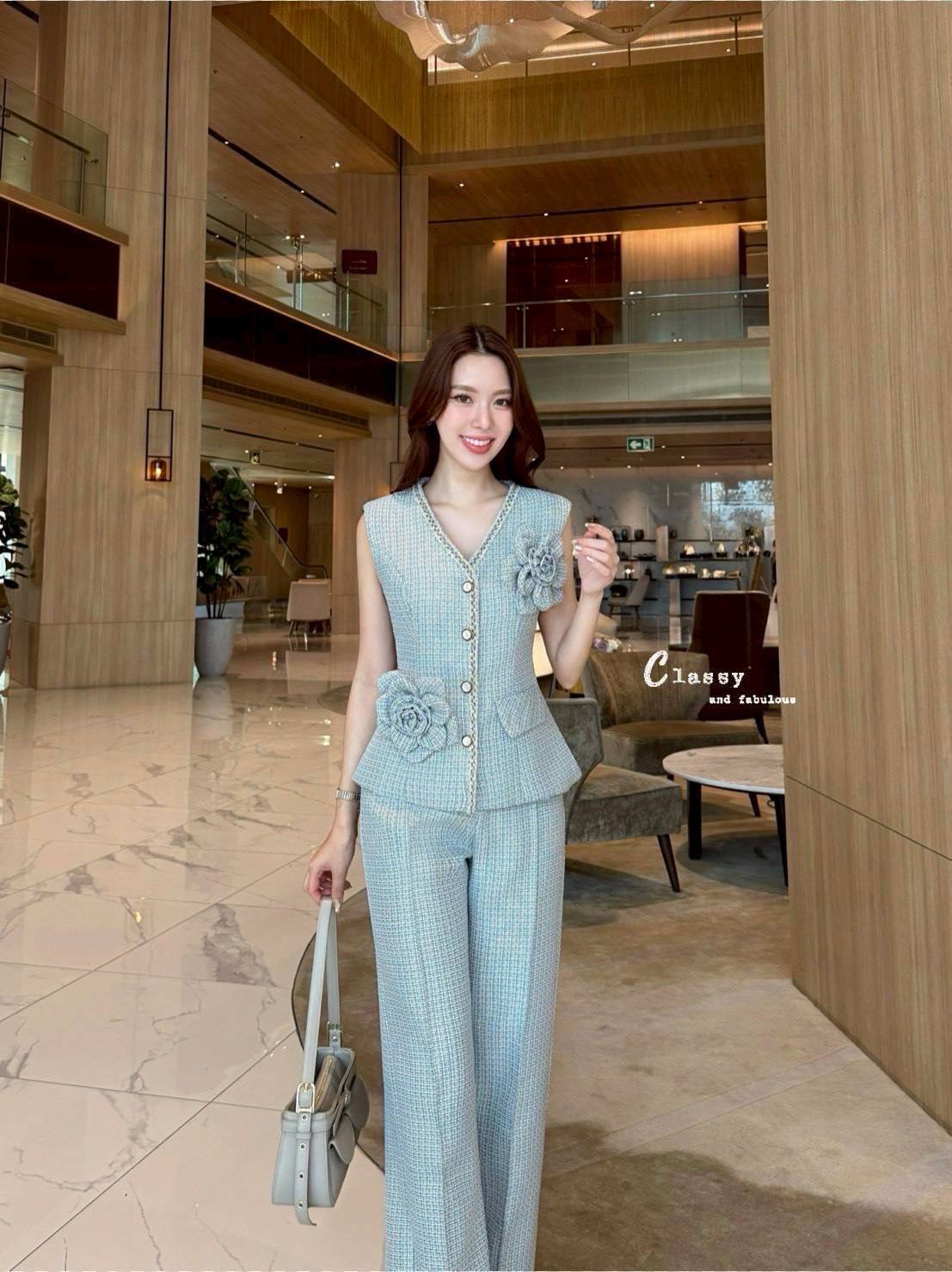 Set เสื้อแขนกุดคอวีผ้าทวิตเกรดดีทั้งตัว มีตกแต่งขอบด้วยเส้นลูกไม้สวยๆ ที่เสื้อ +ดอกไม้เข็มกลัด 2 ดอก+ กางเกงขายาวตีเกล็ดด้านหน้า ใส่แล้วดู chic สวยเก๋มากๆ ค่ะ