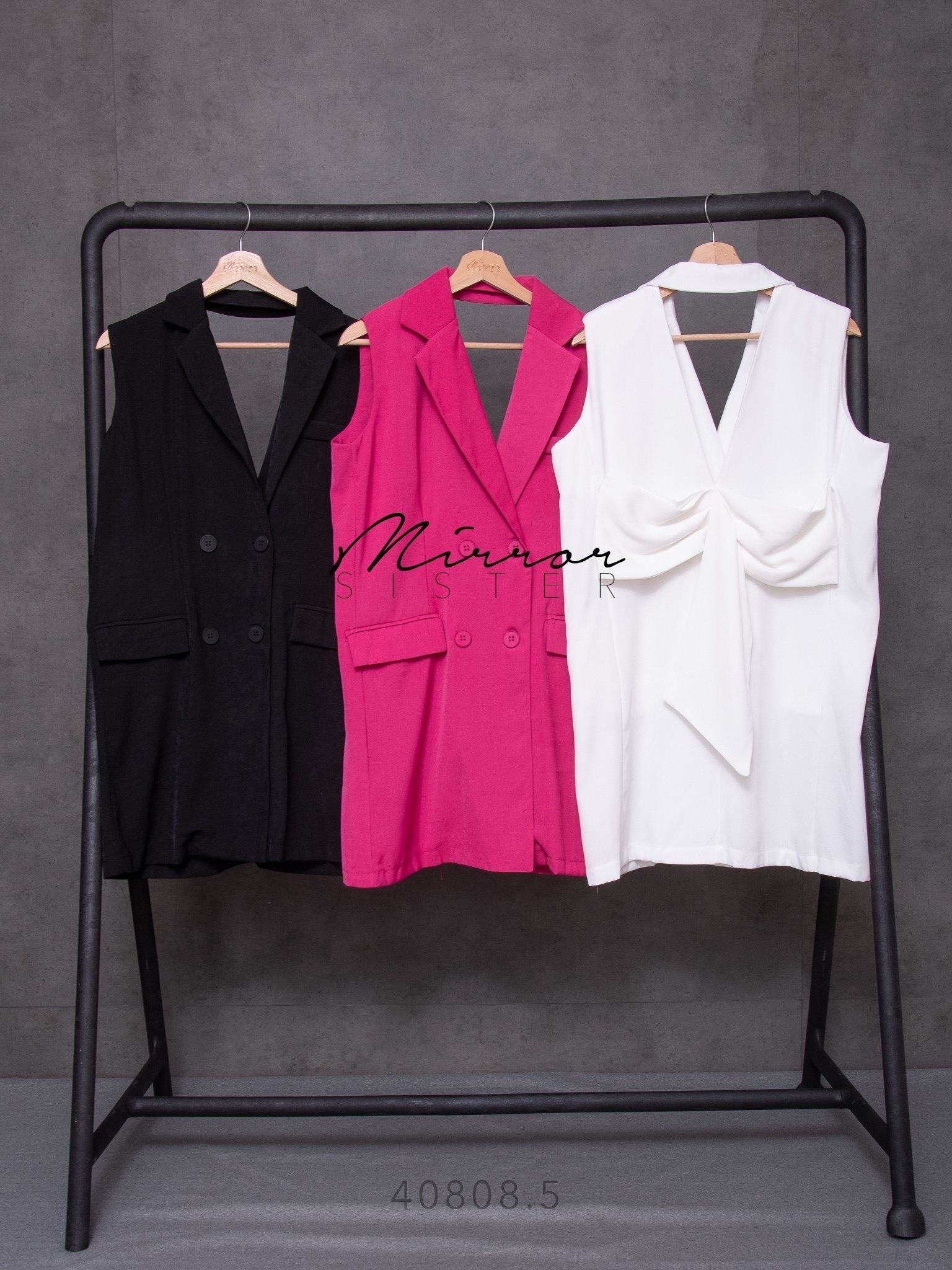MiRRoRSiSTER's BiKK BigBow Back-off BLaZER DReSS•• เดรสแขนกุดคอปกสูทเทเลอร์ตัวเก๋ แต่งกระดุม4เม็ด มีกระเป๋าพ็อคเก็ตฝาปิดใช้งานได้จริง2ข้างด้านหน้า โดดเด่นที่ด้านหลังแต่งเว้าทรง3เหลี่ยม มีโบว์ใหญ่สวยปัง เนื้อผ้าดีใส่สบาย ชิคทุกสี