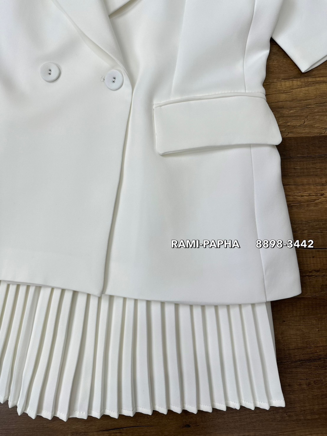 Label :: RAMI-PAPHA(รมิปภา) เสื้อแขนสั้น ปกคอเสื้อเก๋ๆ กระเป๋า/กระดุมหน้า ใช้งานได้จริง ไหล่มีฟองน้ำ ซับในอย่างดีทั้งตัว ++กระโปรงจีบเล็กรอบตัวเก๋มากๆคะ มีขาสั้นด้านใน **เนื้อผ้าสวมใส่สบาย