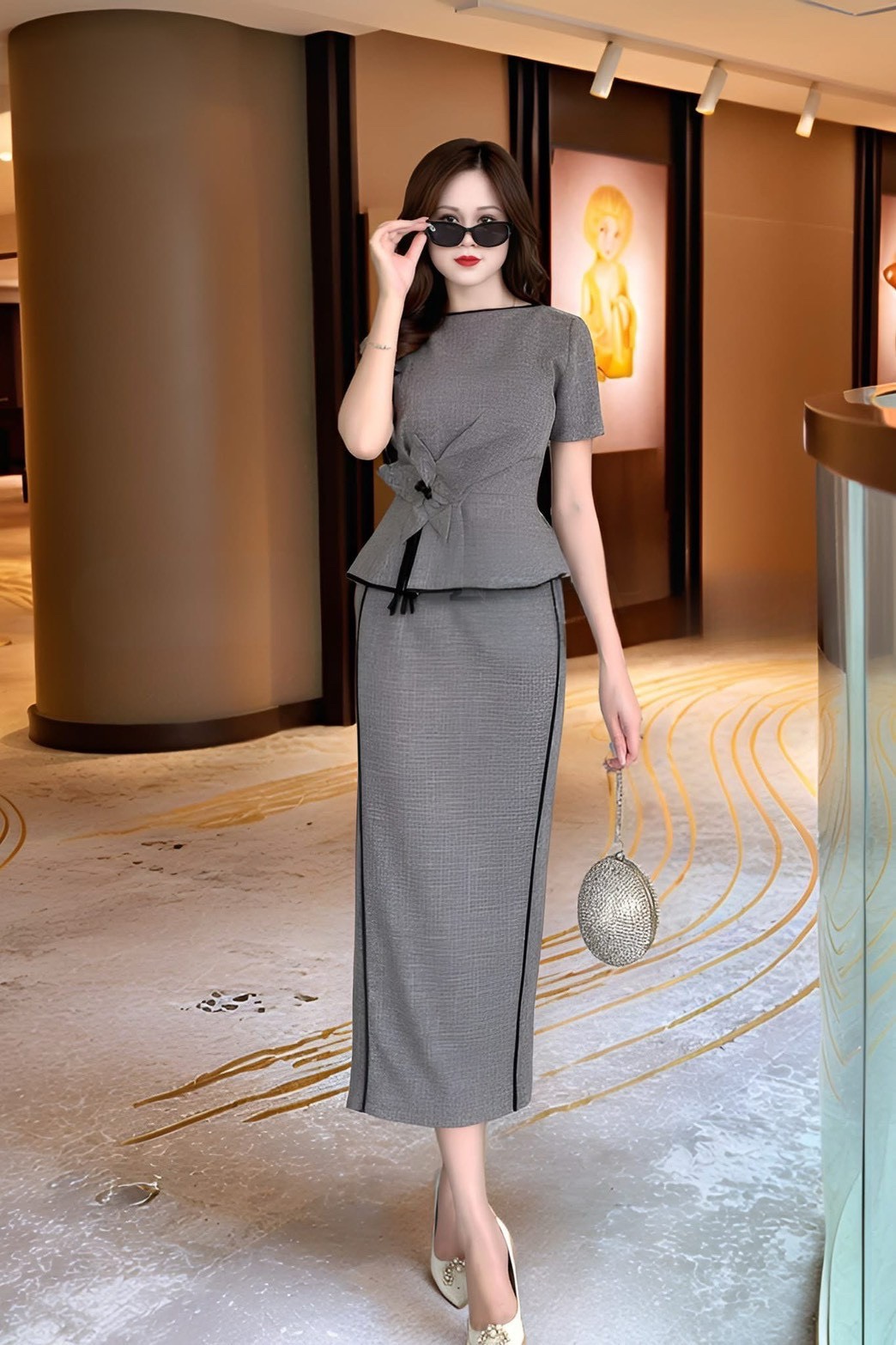 ชุด Set3ชิ้น เสื้อแขนสั้นสีเทา ดีเทลแต่งระบายและกุ้นสีดำชายเสื้อ (อกเสริมฟองน้ำ ซิปหลัง) และมีเข็มกลัดดอกไม้ มาพร้อมกระโปรงสีเทาทรงสอบดีเทลผ่าหลัง แต่งกุ้นสีดำด้านหน้าดีไซน์สวย (มีซิปหลัง)