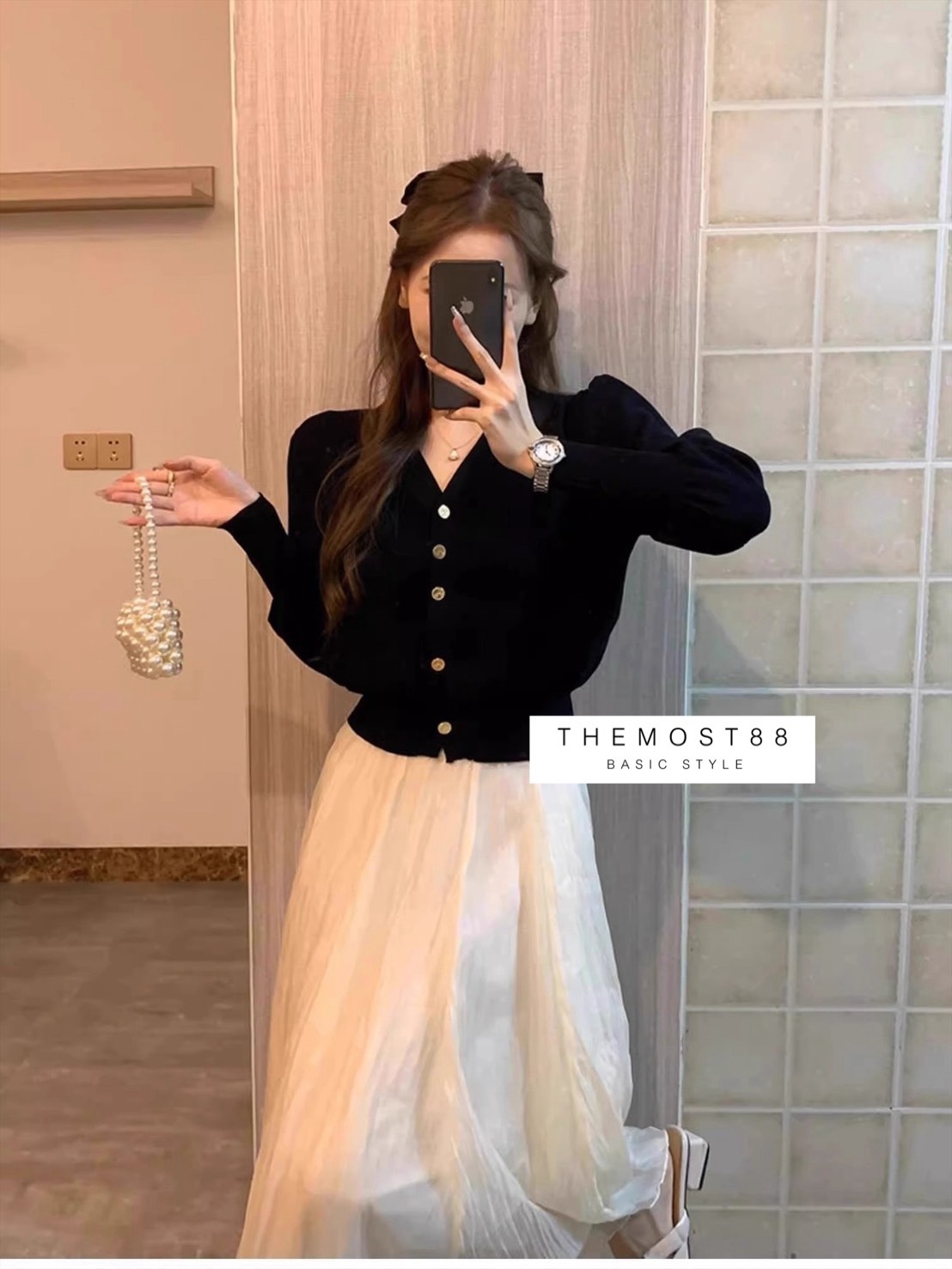 เสื้อคาร์ดิแกนปั๊วะ ๆ ที่ใส่เมื่อไหร่ก็ได้ลุคคุณหนูเกาหลีแบบ effortless 💗 ดีเทลกระดุมทองช่วยยกระดับลุคให้ดูแพงขึ้นอีกเท่าตัว ทรงพอดีตัว แขนพองเบา ๆ