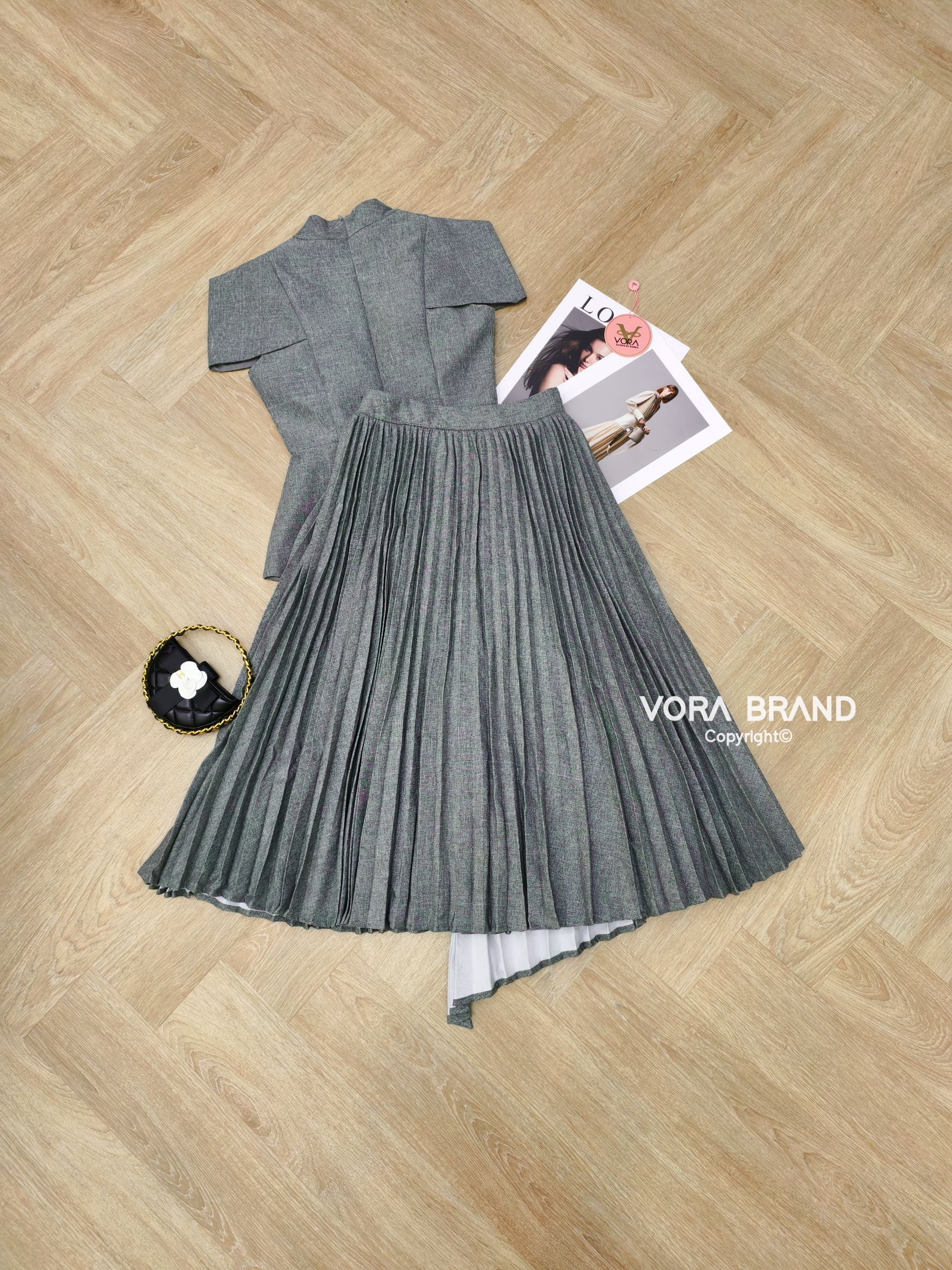 Set เสื้อแขนสั้นคอเหลี่ยม แต่งเข็มขัดช่วงเอว แต่งกระเป๋า แมทช์กับกระโปรงยาวอัดพลีททั้งตัวสวยมากค่ะ เนื้อผ้าหนา มีน้ำหนักทิ้งตัวสวย มีซับในทั้งชุดค่ะ ใส่ออกมาเป็นทรงสวยสุดๆค่า ... แพทเทรินเนี๊ยบสุดๆ สามารถใส่ได้ในทุกโอกาสเลยค่า