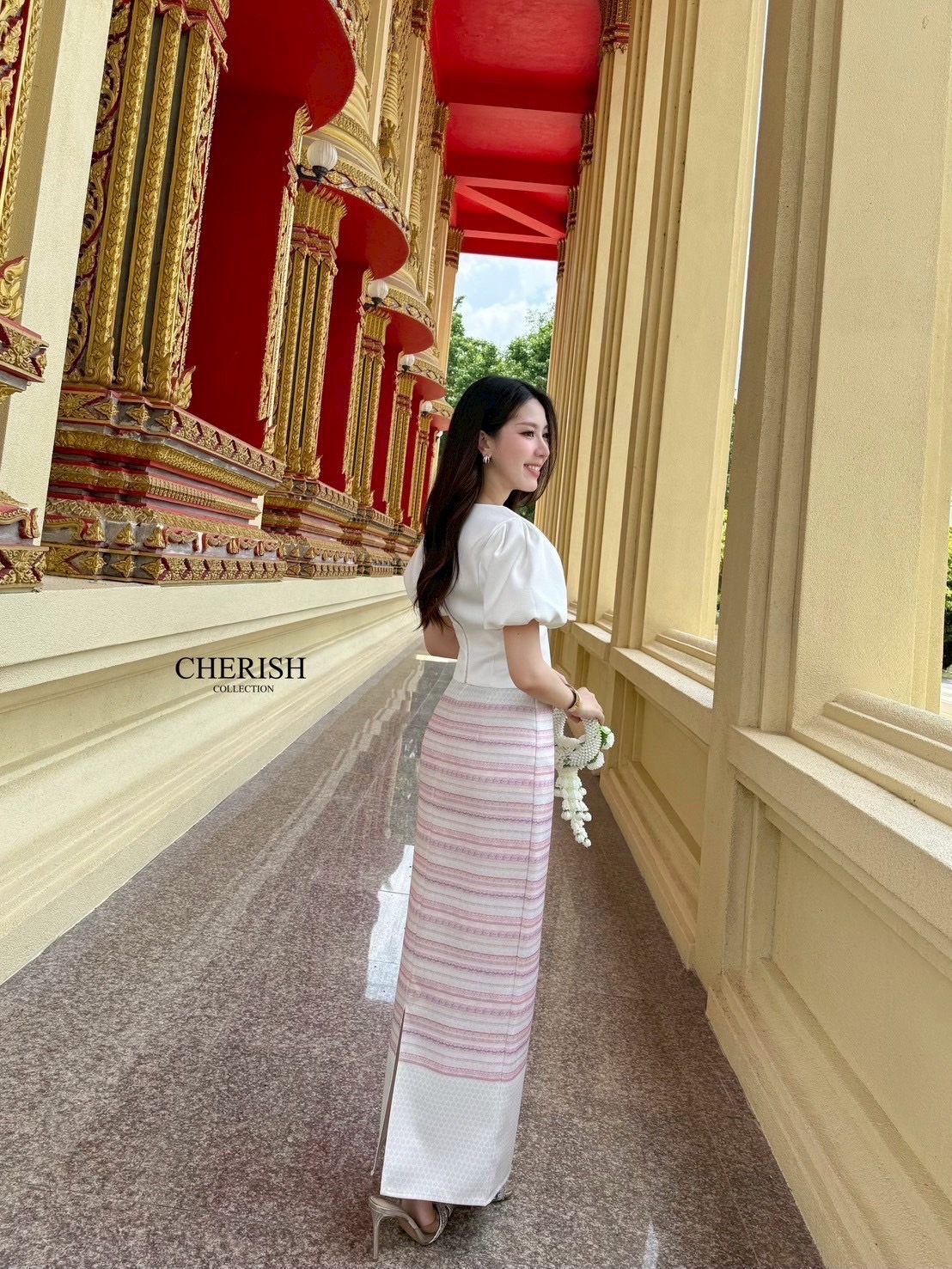 ชุดไทยที่เรียบหรูดูแพง ด้วยชุดนี้ ตัวเสื้อคอกลม แขนตุ๊กตาตัวผ้าถุงเอวสูงลายทางขวางสีชมพูม่วงสลับกันอย่างสวยงามซิบหลัง ผ่าหลังไม่เกินงามเดินสะดวกพร้อมซับในครึ่งตัวไม่ต้องกลัวเรื่องความโป๊แถมเข็มขัดมุกด้วยค่า งามอย่างไทยใจดี ต้องมีนะคะ