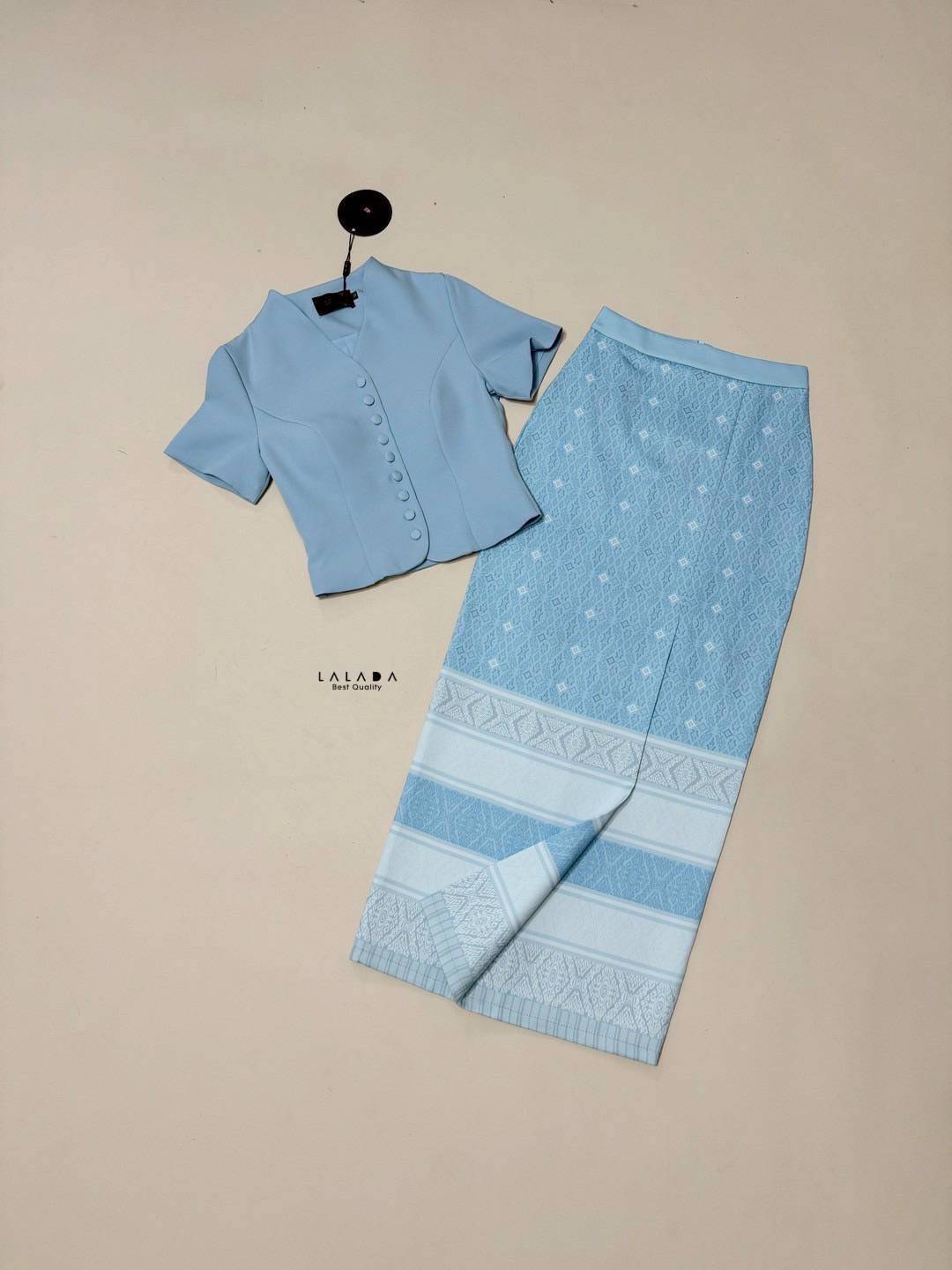 set 2 ชิ้น ผ้าไทย ชุดไปทำบุญ ชุดไปงาน พร้อมส่งค่า เสื้อคอวีสีฟ้ากระดุมหน้า ช่วงอกเสริมฟองน้ำแมทช์กับผ้าถุงสำเร็จ ผ้าพิมพ์ลายมีซิบหลัง สวมใส่สะดวก สวยแกลมงานบุญ งานบวช งานวันแม่ ได้หมดนะคะ