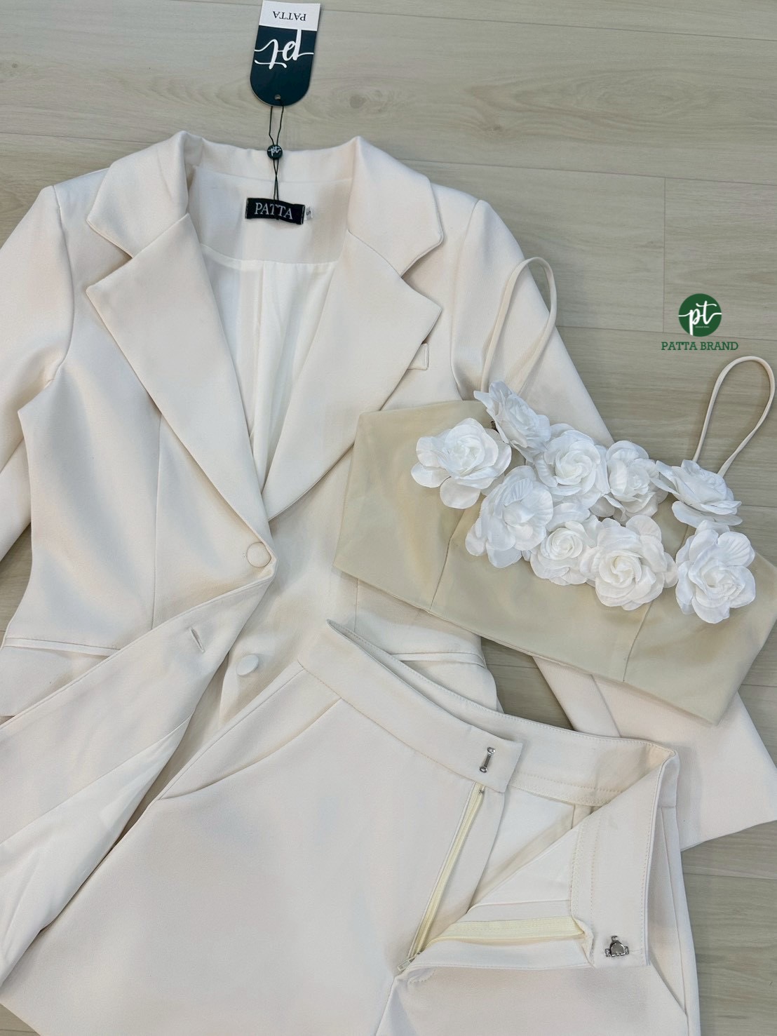 Set 3ชิ้น สุดคุ้ม เสื้อสูทแขนยาวคอปก กระดุมหน้า ช่วงไหล่เสริมฟองน้ำ กระเป๋าหน้าใช้งานได้จริง แต่งกระดุมช่วงปลายแขนทั้งสองข้าง มาพร้อมเสื้อคอปสายเดี่ยวตัวใน อกเสริมฟองน้ำ