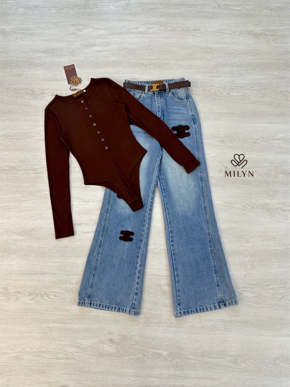เซ็ต 2 ชิ้น สายชิคต้องมี! 🤎 บอดี้สูทแขนยาวสีช็อกโกแลต ดีไซน์คอปกติดกระดุม ปรับใส่ได้หลายสไตล์ เนื้อผ้ายืดหยุ่น ใส่กระชับสวย 👖 กางเกงยีนส์ทรงขาม้านิดๆเอวสูง แต่งดีเทลปะผ้าสีน้ำตาลสุดยูนีค