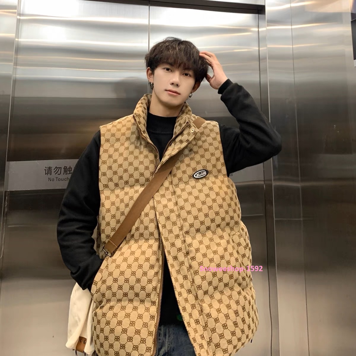 เสื้อกั๊กขนเป็ดเสื้อกั๊กกันหนาวใส่ได้ทั้งผู้ชายและผู้หญิงทรงโอเวอไซ กันหนาว กันลม กันหิมะได้ แต่งปกคอสูง มี 2 สีให้เลือก
