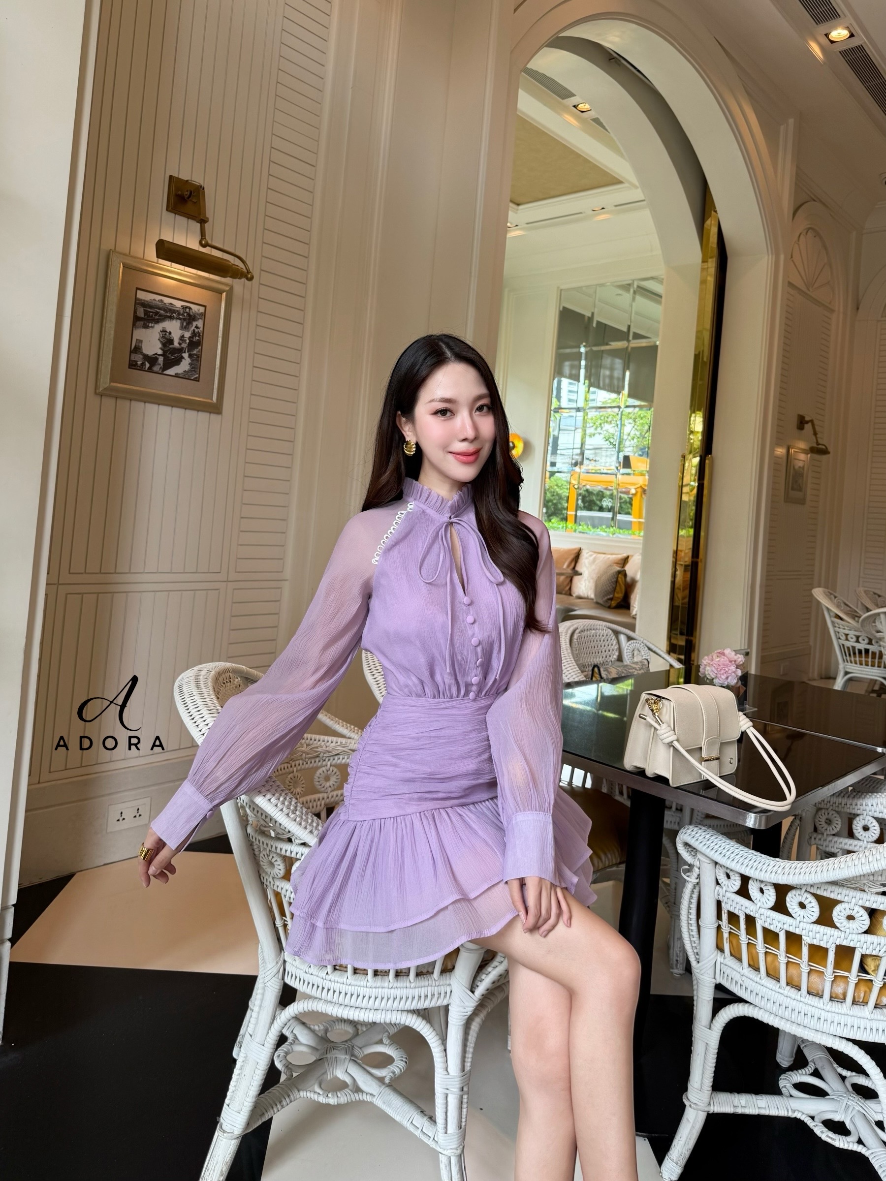 มินิเดรส ดีไซน์น่ารักๆ ตัวนี้ตอบโจทย์เลยค่ะ มินิเดรสแขนยาว ดีไซน์คอปีน แต่งกระดุมหน้า ช่วงคอเสื้อ ผูกโบว์ ตัวเดรสใช้ผ้าเกรดพรีเมี่ยม เนื้อผ้ามีเทจเจอร์ในตัว