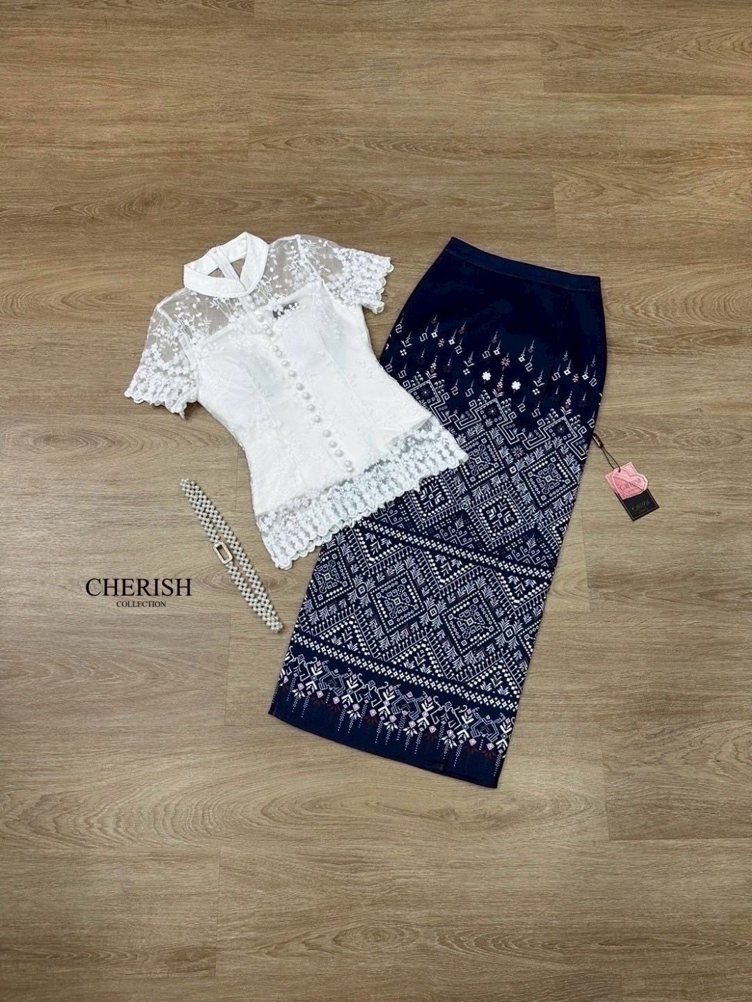 เซ็ทชุดไทย ชุดงานบุญ 3 ชิ้น เสื้อลูกไม้แต่งกระดุมมีซับในอย่างดี ใส่คู่ผ้าถุงสำเร็จเนื้อผ้าใส่สบาย จัดเข็มขัดมุกมาให้ครบเซ็ท สาวๆสายบุญ หรือจะใส่เป็นธีมชุดเพื่อนเจ้าสาวก็เหมาะ ใส่ได้ทุกเทศกาล ไม่ว่าจะออกงานไหน ก็สวยยืนหนึ่งค่ะ🩷