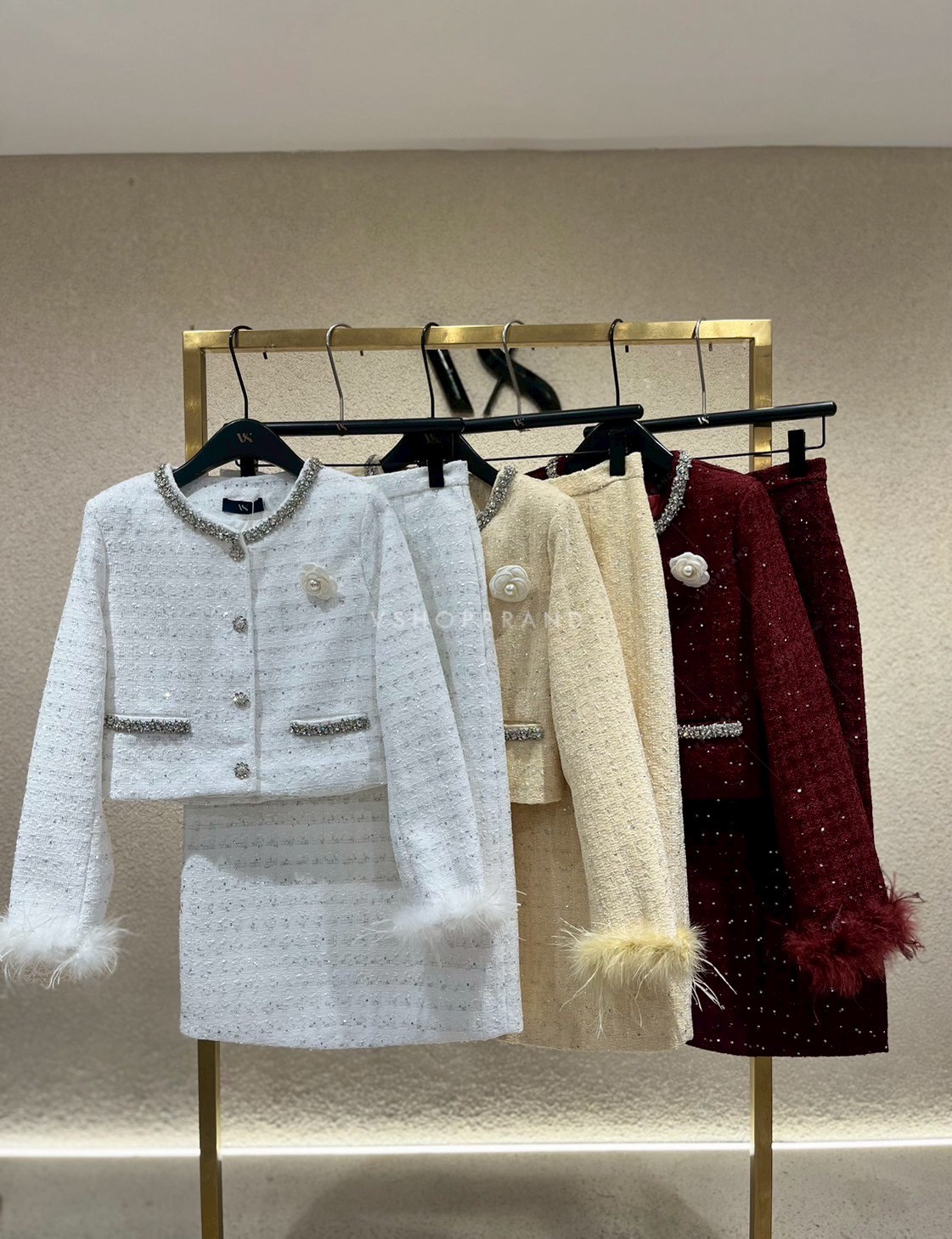 Set เสื้อผ้าทวิตทอเลื่อม + กระโปรงยาว ผ่าหลัง + ขนนก + เข็มกลัด