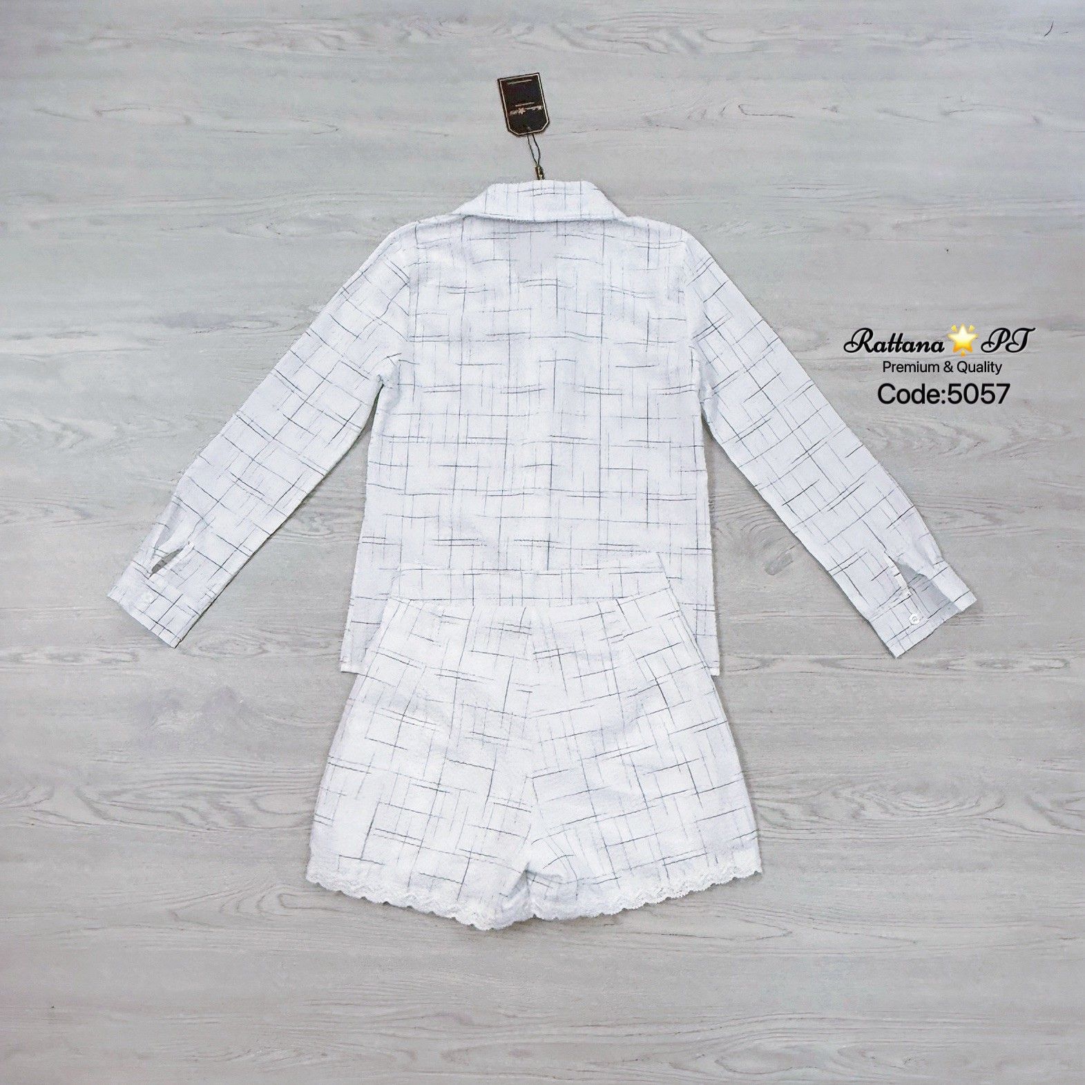 เซต 2 ชิ้น เสื้อเชิ้ตแขนยาว ผ้าเบาสบาย +กางเกงขาสั้นแต่งลูกไม้ปลายขากางเกง กางเกงมีซับใน มีซิบด้านหน้ากางเกงมีกระโป๋าทั้ง2 ข้าง สวยเก๋ดูดี ใส่เที่ยว ถ่ายรูปร้านกาแฟ ใส่เดินห้าง ช้าไม่ได้แล้วคร้า ของสวยๆหมดไวจัดด่วนๆ✨