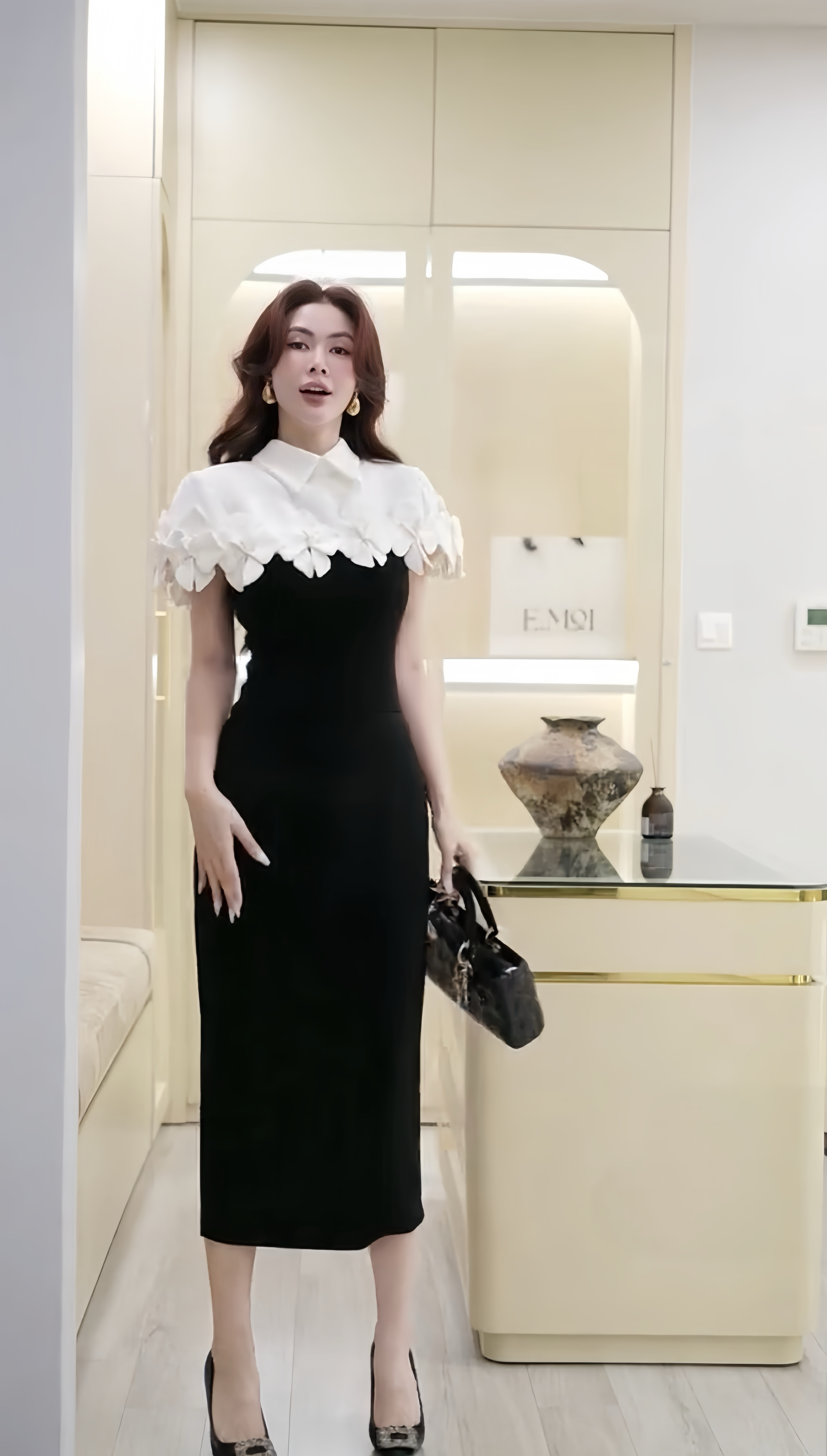 Set 2 ชิ้นสุดหรู เสื้อคลุม+เดรส เสื้อคลุมสีขาวดีเทลกลีบดอกไม้เรียงซ้อน เพิ่มมิติและความหวานอย่างมีระดับ แมตช์กับเดรสดำเข้ารูปทรงเรียบหรู เผยลุคผู้หญิงมีคลาส ดูแพงและสง่างามทุกองศา