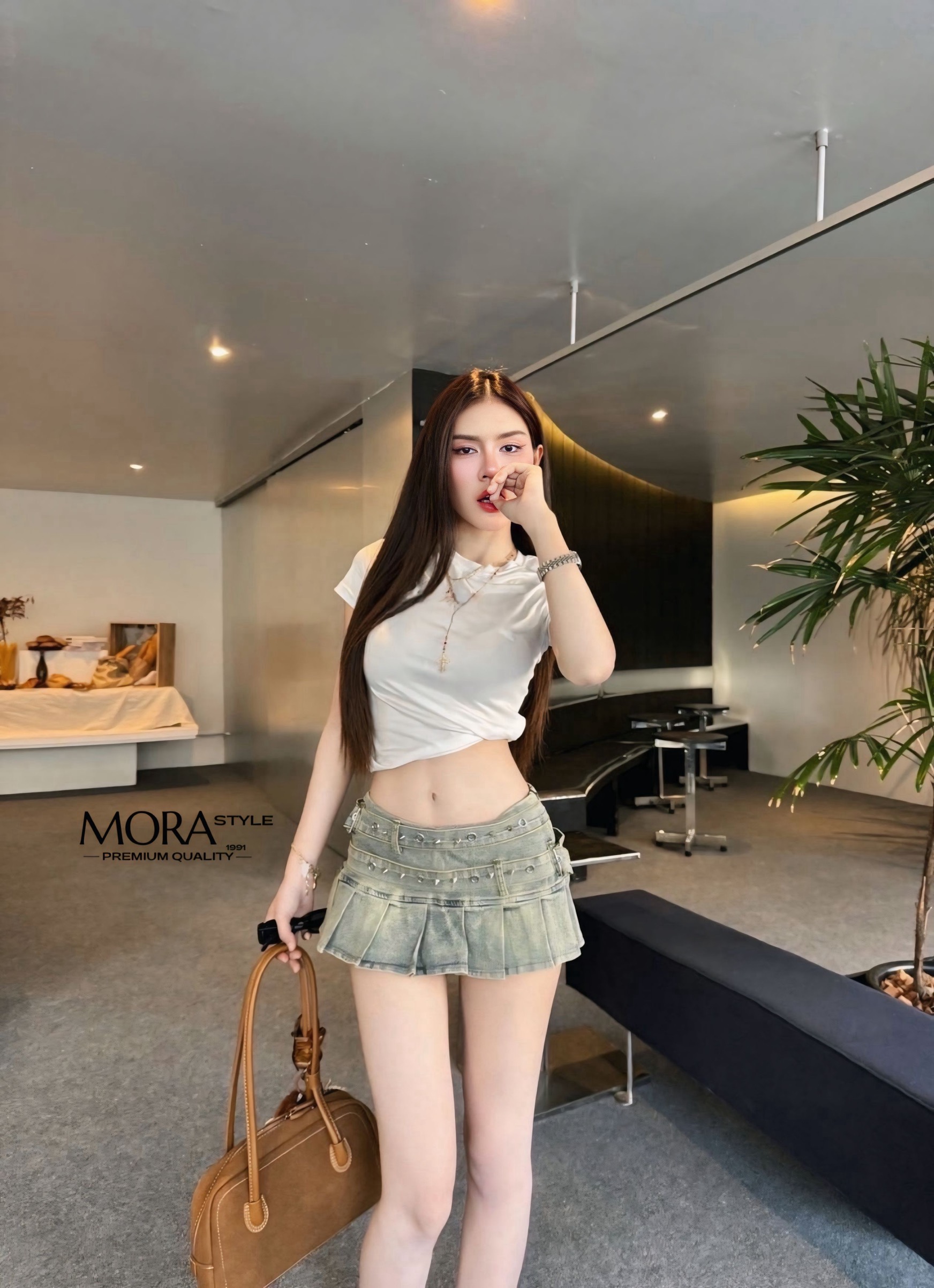เซ็ต 2 ชิ้น กระโปรงยีนส์เอวต่ำ สียีนส์อ่อน แต่งจีบรอบตัว แต่งด้วยสายเข็มด้านหน้าน้องน่ารักมาก มาพร้อมกับเสื้อครอปแขนตัดผ้ายืดหยุ่นใส่สบาย ใส่แมทเที่ยวชิวๆได้เลยค่าา