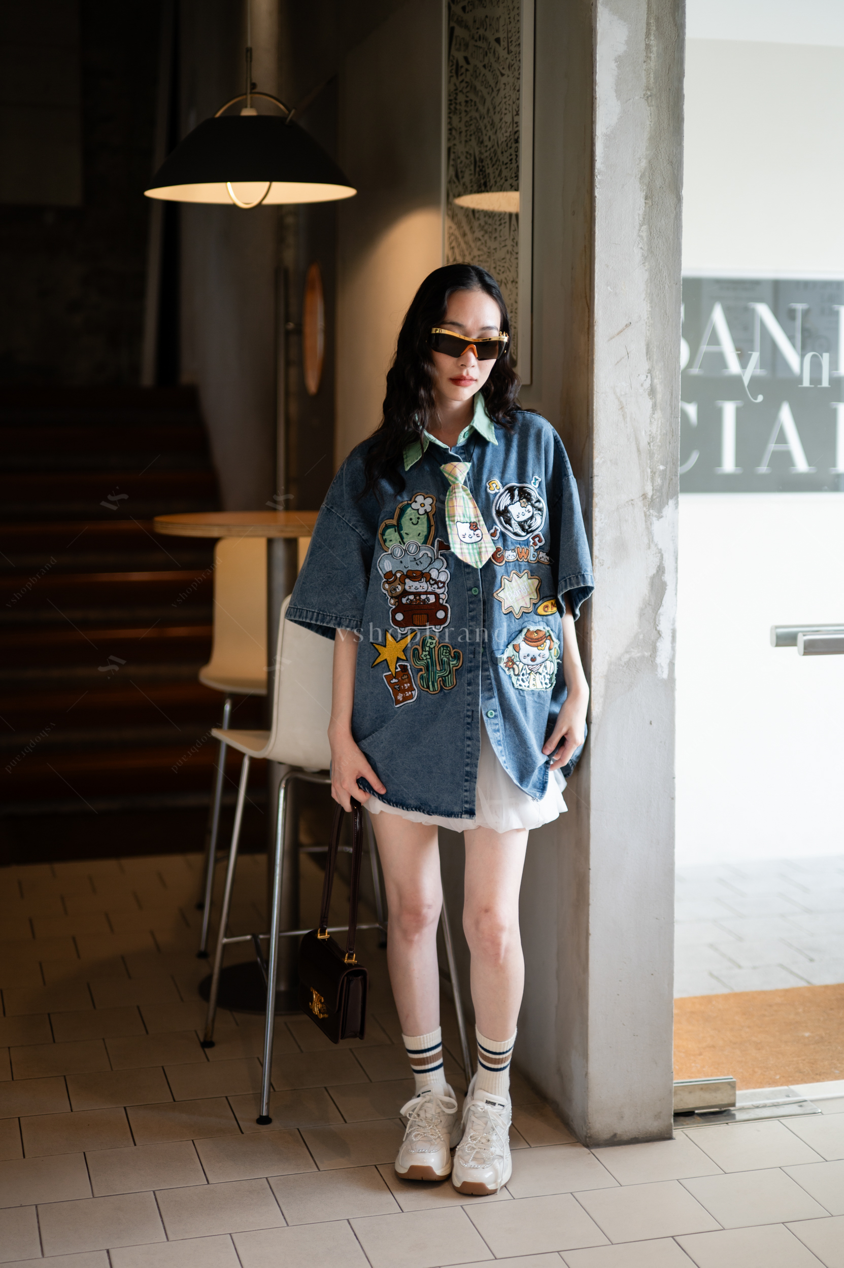 เสื้อยีนส์แขนสั้นปกทูโทนปักการ์ตูนหน้า+เน็ทไท #vshopbrand #vshop #เสื้อยีนส์ #ลูกไม้ฉลุ #เสื้อ#เสื้อแขนยาว #croptop #streetwear #streetstyle #hoodiejacket #เสื้อเบสบอล #เแจ็คเก็ต #jacket #ยีนส์ #denim