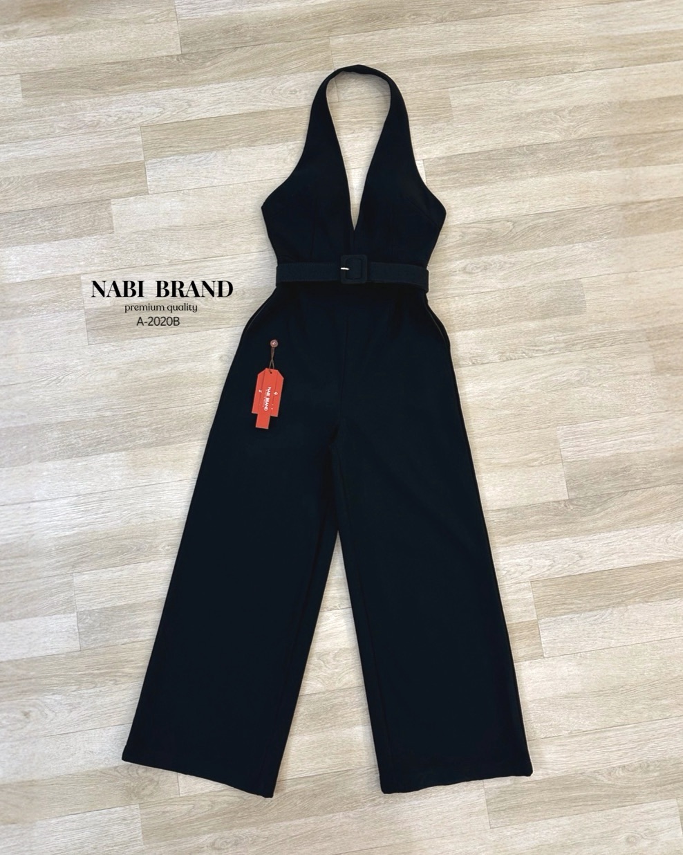 จั้มสูทขายาวทรงขาม้า สีดำทรงคล้องคอ ด้านหน้าเป็นทรงคอวี โชว์หลังแอบsexyหรูไฮมากค่ะ เพิ่มกระเป๋า2ข้าง ใช้งานได้จริง มาพร้อมกับเข็มขัดรัดเอว บอกเลยว่ารุ่นนี้คือ ใส่สวย ดูสูงผอมเพรียว ที่สำคัญเนื้อผ้าดี มีฟองน้ำ มีซับในอย่างดีค่ะ ความยาวกำลังดีไม่รั้งเป้าแน่