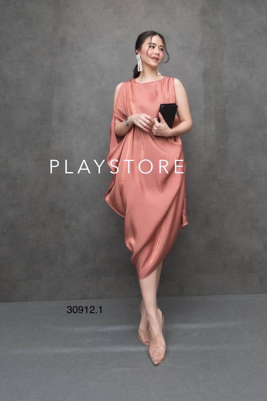MiRRoRSiSTER’s JoKüLg aXiDRESS•• เดรสผ้าซิลค์ดีไซน์เก๋ ทรงโคร่งๆ ใส่ออกงานสวยสง่า ด้านซ้ายมีดีเทลแต่งจับย่นเพิ่มวอลลุ่มให้ชุด ด้านขวาช่วงแขนแต่งดีไซน์เว้าไหล่ ชายเฉียงนิดๆ เนื้อผ้าสวยอย่างดีเหลือบๆเล่นแสงมีประกายออร่า ใส่สบายสุดๆ ใส่ออกงานเริ่ด.