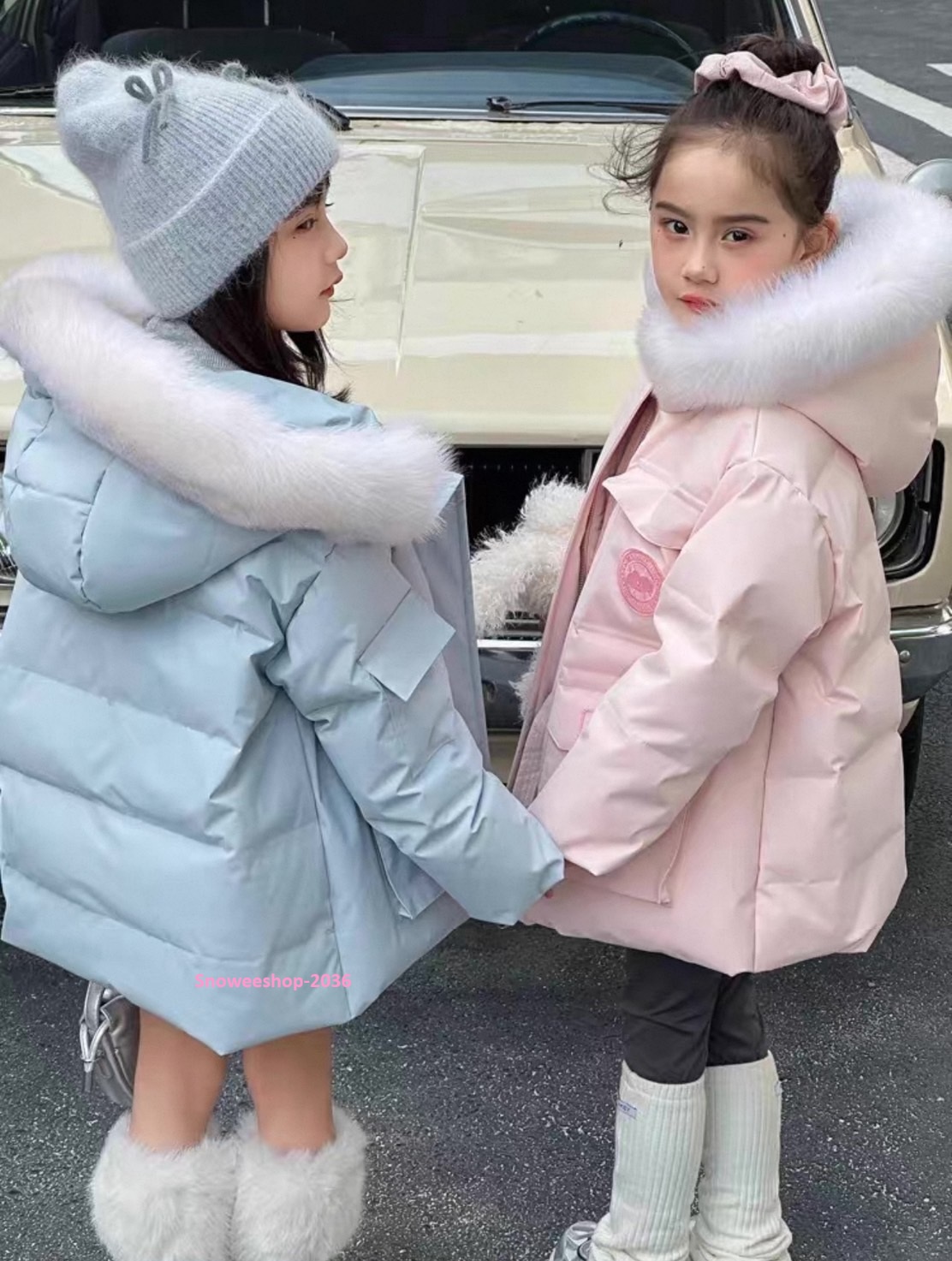 เจ้าหญิงหิมะตัวน้อยก็ต้องมีลุคสุดคิวท์ อบอุ่นทุกองศา แต่ยังสวยหวานในทุกช็อต เสื้อโค้ทเด็กผู้หญิงทรงยาวปานกลาง บุขนหนานุ่ม กันหนาวติดลบ ฮู้ดขนเฟอร์สุดฟู ถ่ายรูปมุมไหนก็น่ารัก กันลม กันหิมะ อุ่นสบายไม่กลัวหนาว มี 2 สีคิวท์ๆ — ฟ้า & ชมพู ไซซ์ 110-160 cm