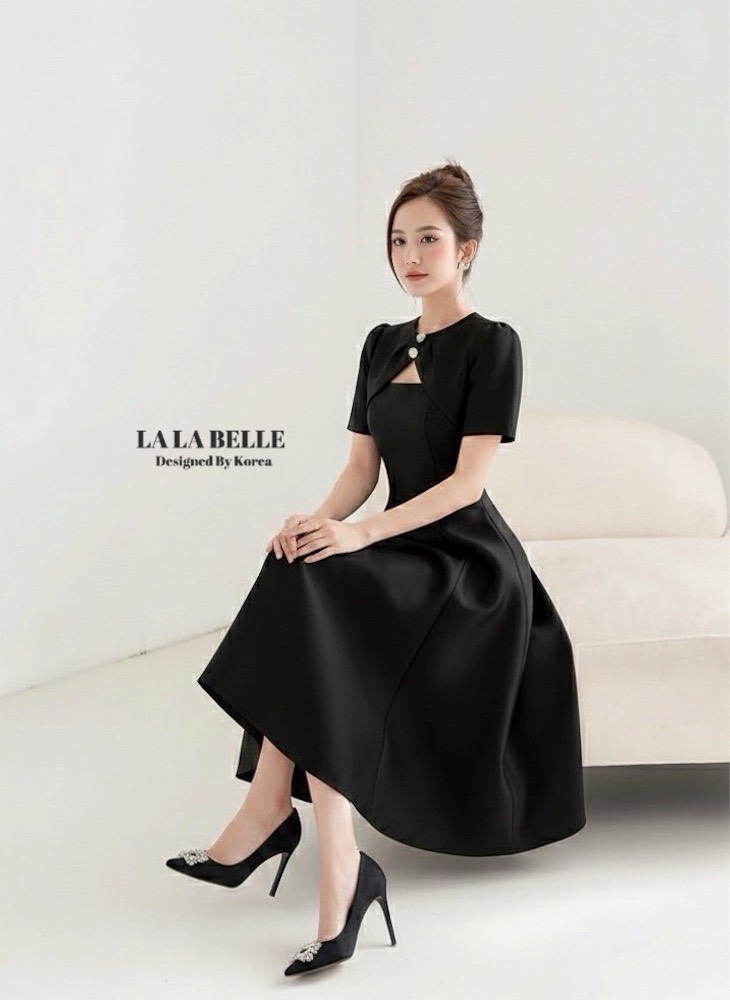 เดรสสีดำผ้าสูทรุ่นฮอตผ้าดีมากเข้าเพิ่มแล้วค่ะคอกลมแขนสั้นแต่งกระดุมช่วงคอด้านหน้าเหมือนคลุมไหล่เอวเข้าทรงตีเกล็ดหน้ากระโปรงยาวทรงสวยใช้ผ้าเยอะมากผ้าสูทอัดกาวอย่างดีงานละเอียด