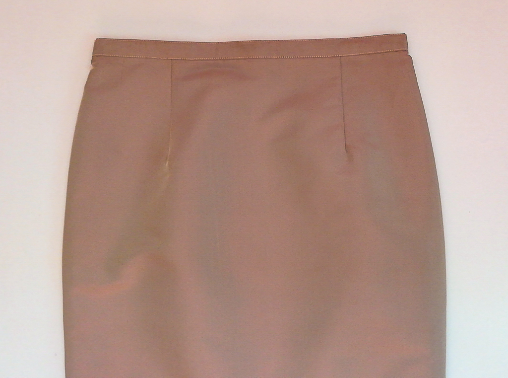 ผ้าถุงไหมสำเร็จรูป (สีโอวัลติน ทรงกระโปรง) งานตัดเย็บประณีต อัดผ้ากาวตามสีของผ้าถุง เนื้องานดีเกรด A (รอบเอว 30 นิ้ว)