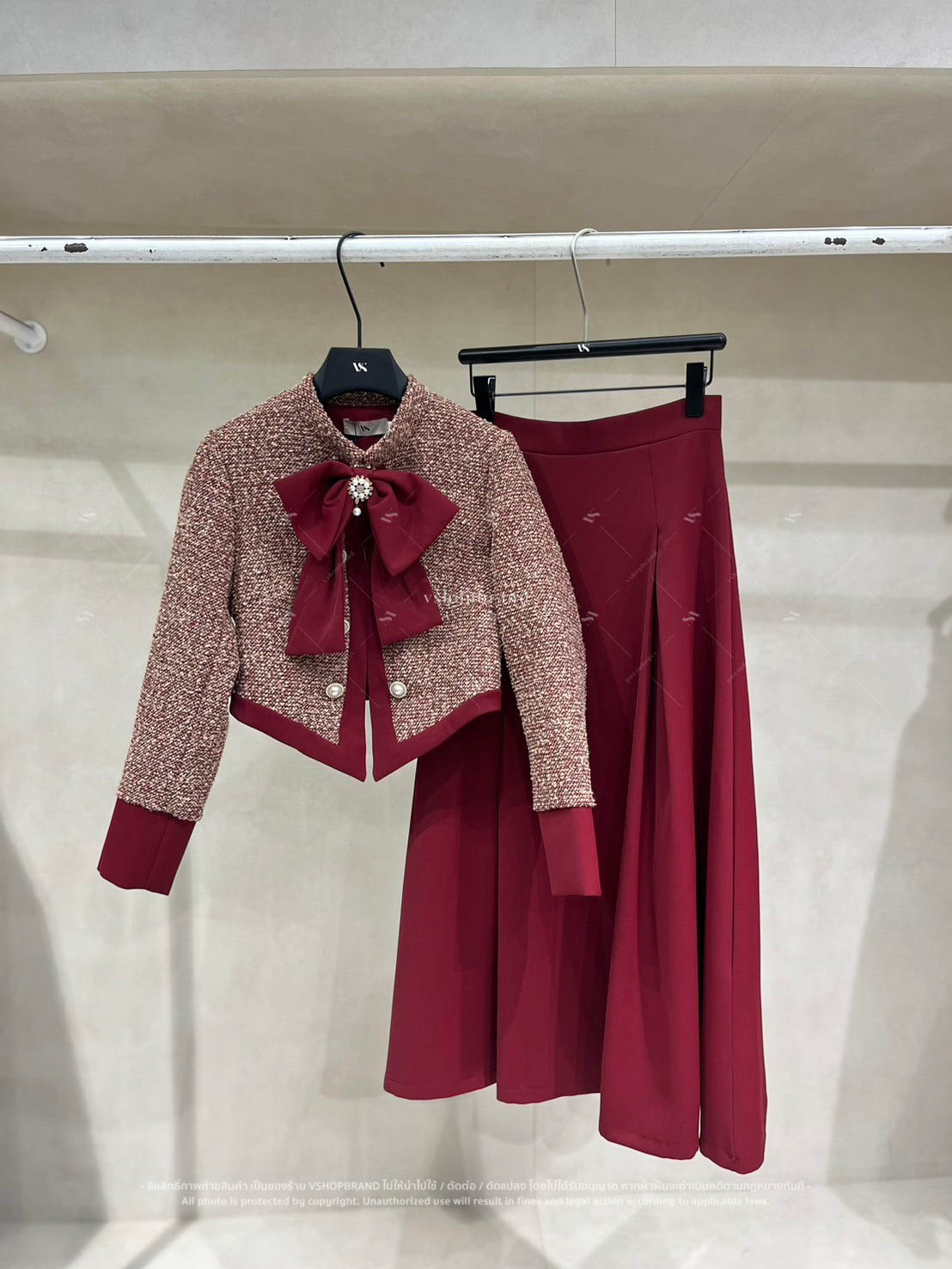 Set เสื้อผ้าทวิตกระดุมทอง+กระโปรงยาวจับจีบ+เข็มกลัดโบว์