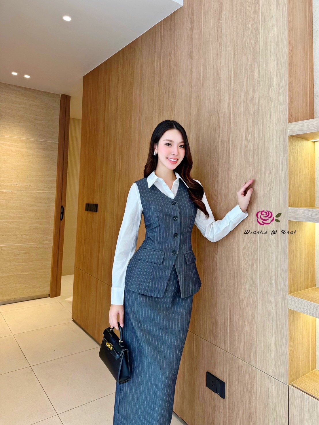 Set 4 ชิ้น มีเสื้อเชิ้ตสีขาว+เสื้อแขนกุด+กระโปรงยาว+เข็มขัด 1 เส้น งานเนื้อผ้าอย่างดีมีน้ำหนัก ผ้าไม่บาง ตัวเสื้อแขนกุดกระดุมหน้า กระโปรงทรงสอบ เอวสูง ผ่าหลัง งานสวยมากชุดนี้ คัตติ้งเนี๊ยบเป๊ะสุดๆ