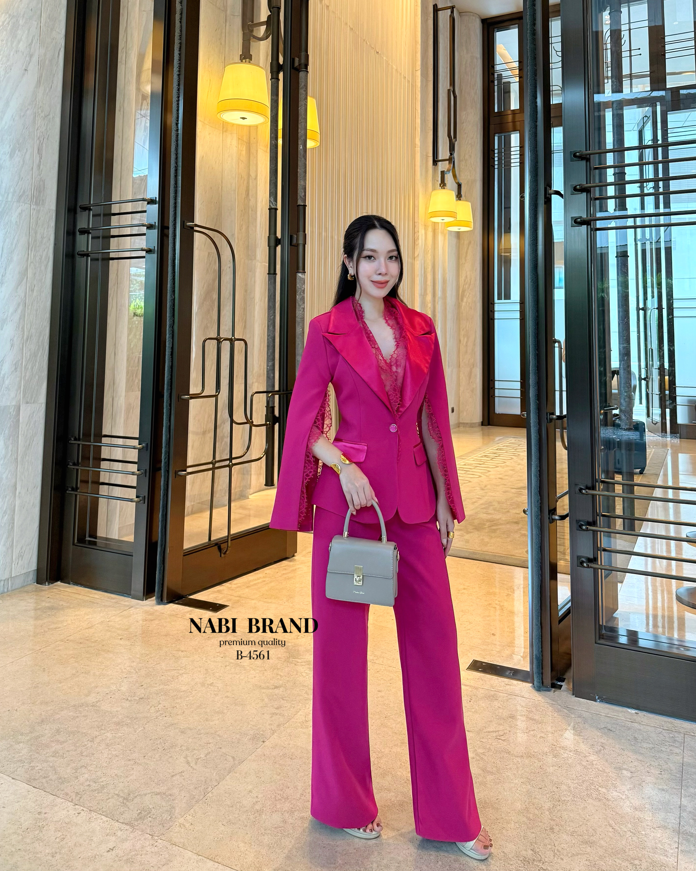 Set 2ชิ้น เสื้อคลุมช่วงแขนผ่าแต่ง ผ้าลูกไม้ ปกคอตัดด้วยผ้าเงามัน แต่งกระดุม 1เม็ด กระเป๋าใช้งานได้จริง มาคู่กับ กางเกงขากระบอกใหญ่ งานซิบหน้าตะขอ กางเกงมีกระเป๋าด้วยค่ะ งานมีซับ ทั้งเซ็ต สูทเสริมไหล่ ใส่สวยดูมีมิติโดดเด่น ดูแพงมากค่ะ ผ้าดีคุ้มเกินราคา พลา