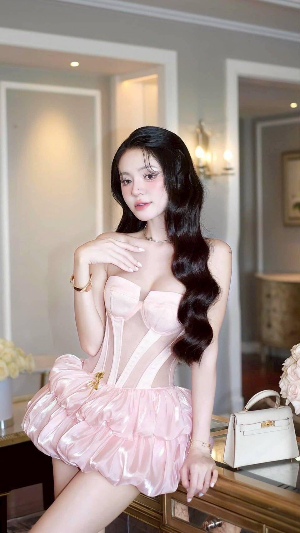 เดรสเกาะอก สีหวานแต่!!!ทรงเซ๊กซี่สุดจึ้ง ช่วงหน้าอกเล่นผ้าซีทรูสลับเส้นโครงช่วงตัว กระโปรงผ้าทรงฟรุ้งๆเด้งๆเลยค่า มีซับกางเกงด้านใน งานซิบหลัง+มีซับในทั้งตัว +อะไหล่ดอกไม้ติดหน้าอกถอดได้