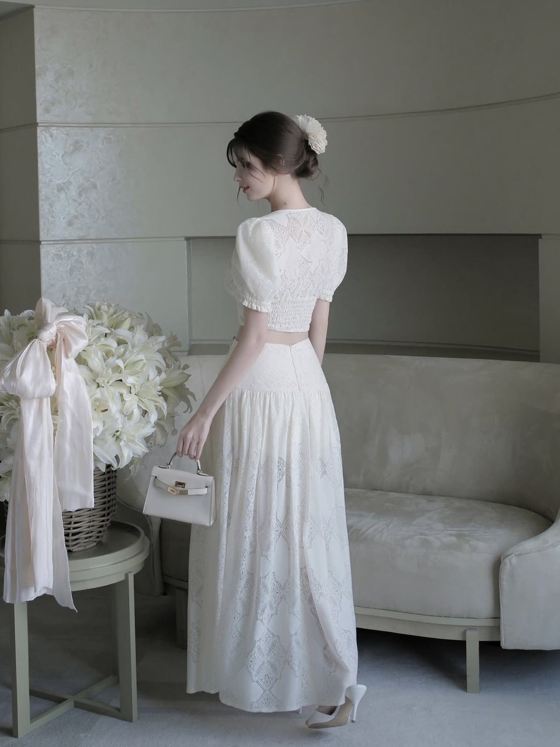 Teg : Lover’s Shop Detail : Set2ชิ้น ผ้าลูกไม้เนื้อนุ่ม ฉลุลาย สวย น่ารัก หวานซ่อนเปรี้ยว ดีเทลทรงเสื้อแขนตุ๊กตา ชายเสื้อมีสม็อคยืดได้ตามตัวค่ะ ความยาวเสื้อกำลังดีเอวไม่ลอยนะคะ มีซับใน มาพร้อมกับกระโปรงทรงเจ้าหญิง งานซิบหลัง ขอบเอวเรียบ