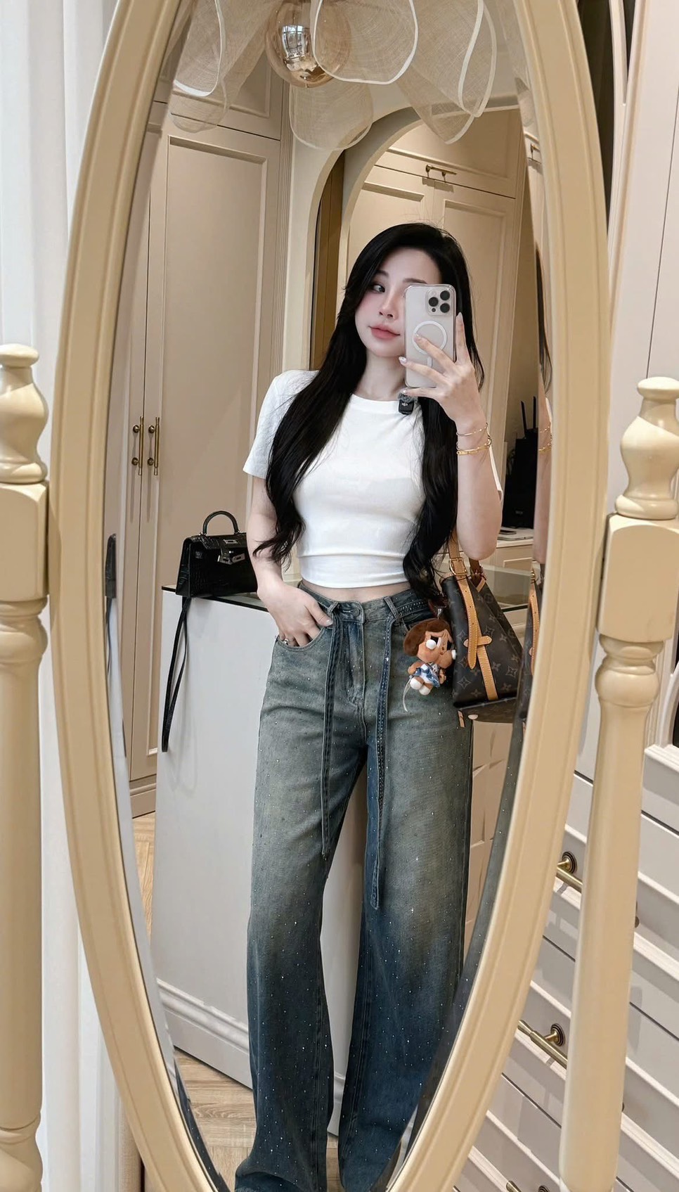 Set 3 ชิ้น เสื้อทรงเบบี้ทรีสีขาวเนื้อผ้านิ่มไม่บางคอกลมแขนกุด ทรงพอดีตัวเอวไม่เต่อ ม่พร้อมกับกางเกงยีนส์เอวสูงสีเข้มฟอกเฟดเป็นลาย กระดุมและซิปด้านหน้ามีกระเป๋าล้วงทั้งสองข้าง ความเก๋คือติดอะไหล่เพชรทั้งตัว วิบวับวิบวับและยังมีเชือกคาดเอวให้อีกเส้น สวยมากๆ
