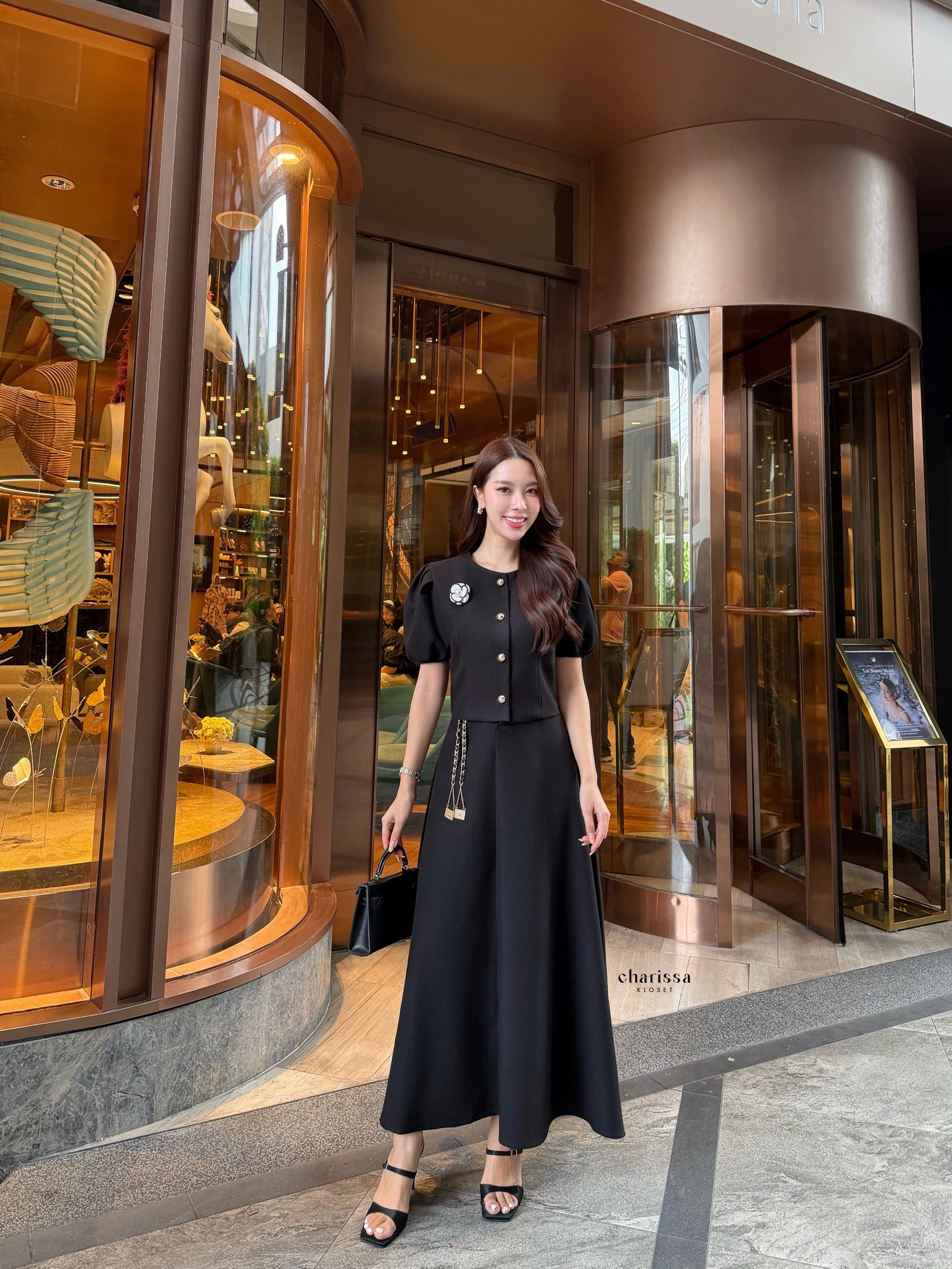 เซ็ท 4 ชิ้น: เสื้อ กระโปรง เข็มกลัดดอกไม้ เข็มขัดโซ่