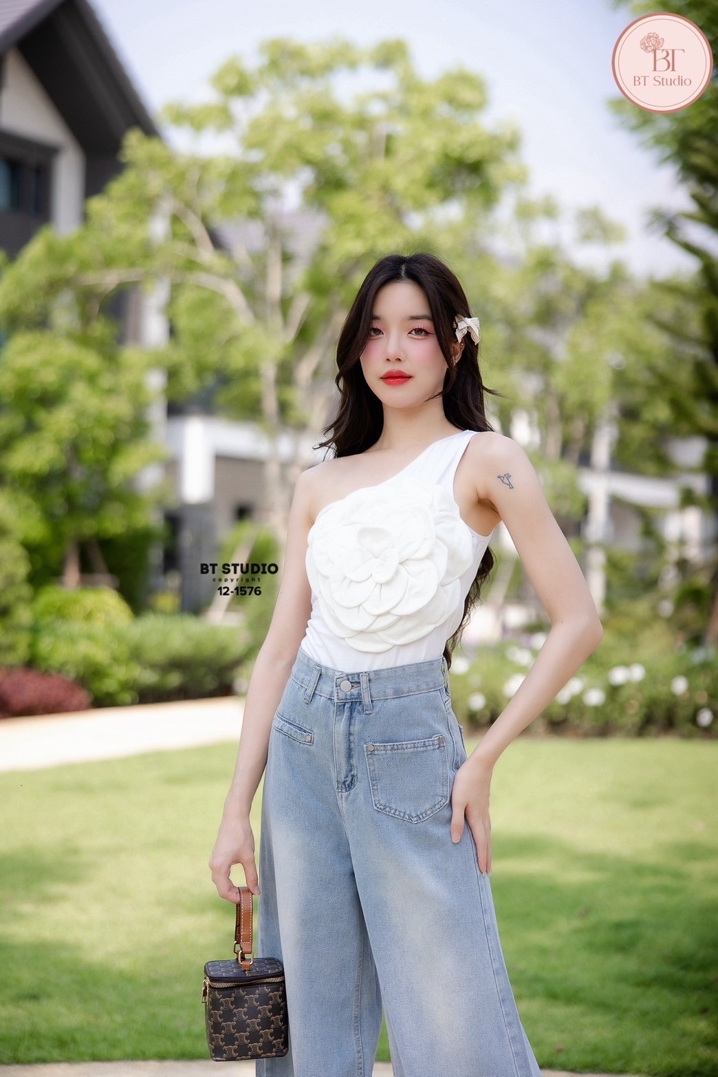 เซท 2 ชิ้น เสื้อไหล่เดี่ยวดีเทลแต่งดอกไม้ 3D สุดอลัง ใหญ่มากตอกย้ำความเริ่ส แมทซ์กับกางเกงยีนส์เอวสูงฟอกสีอ่อนกระเป๋าหน้าใช้งานได้จริง ปลายชายแต่งชายพู่ ๆ งานสวยแมทซ์กันเริ่ส ใส่ได้เป๊ะมากกก #เซทยีนส์ #เสื้อดอกไม้ #ใส่ได้ทุกวัน #งานป้ายบีที #btstudio