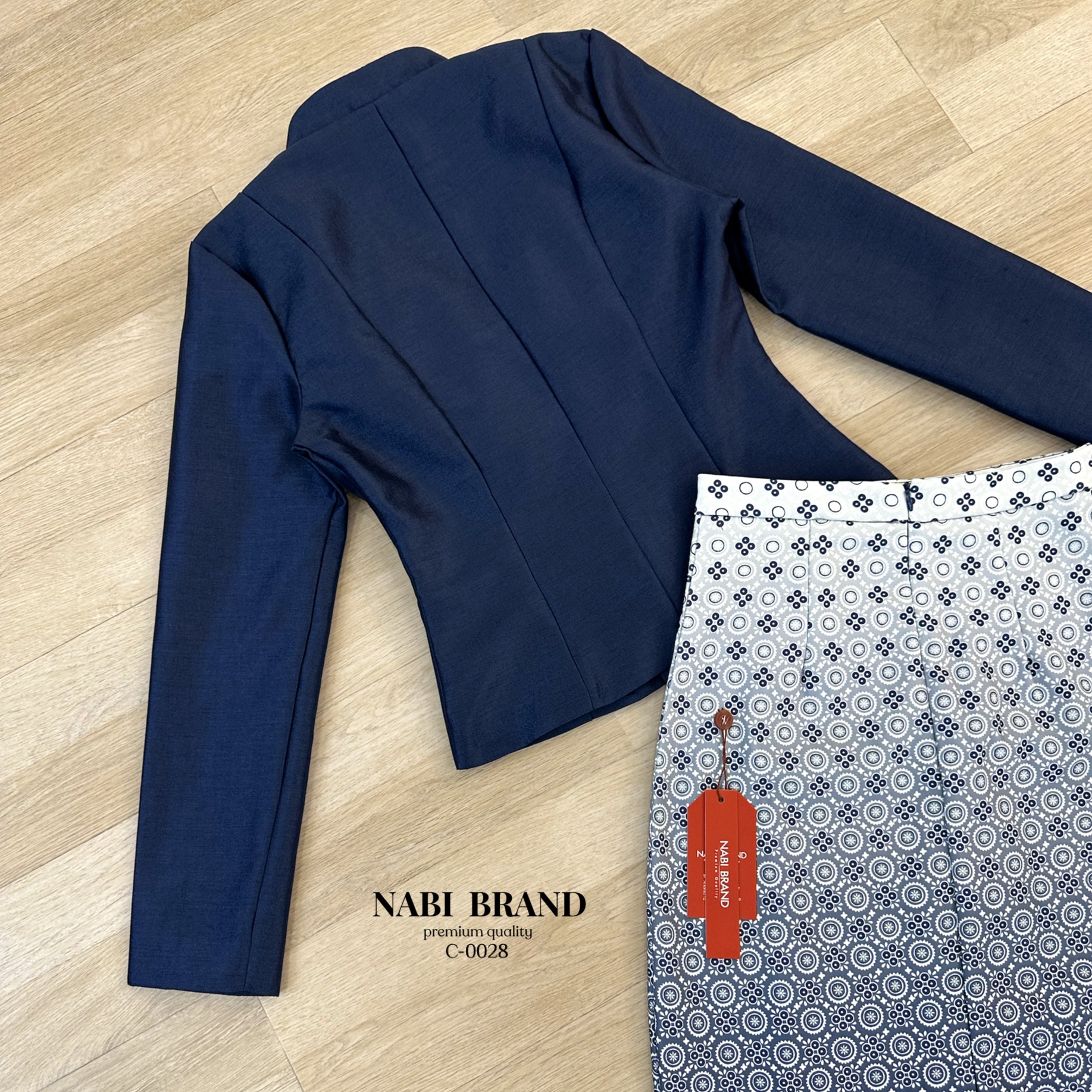 ชุดเซ็ตเสื้อแขนยาวสีกรม แต่งกระดุมด้านหน้า ดีไซน์สวยหรู มีฟองน้ำในตัว ผ้าอยู่ทรง มาคู่กระโปรงพิมพ์ลายสีกรมตัดขาว ผ้านุ่มนวลใส่สบายมากๆ ผ่าด้านหลังเพื่อเดินสะดวก งานซิปหลังทั้งคู่ สวมใส่ง่าย สามารถ ใส่ออกงาน ใส่ไปวัด งานมงคล ได้เลยค่ะ ห้ามพลาดนะคะ สวยหรูสม