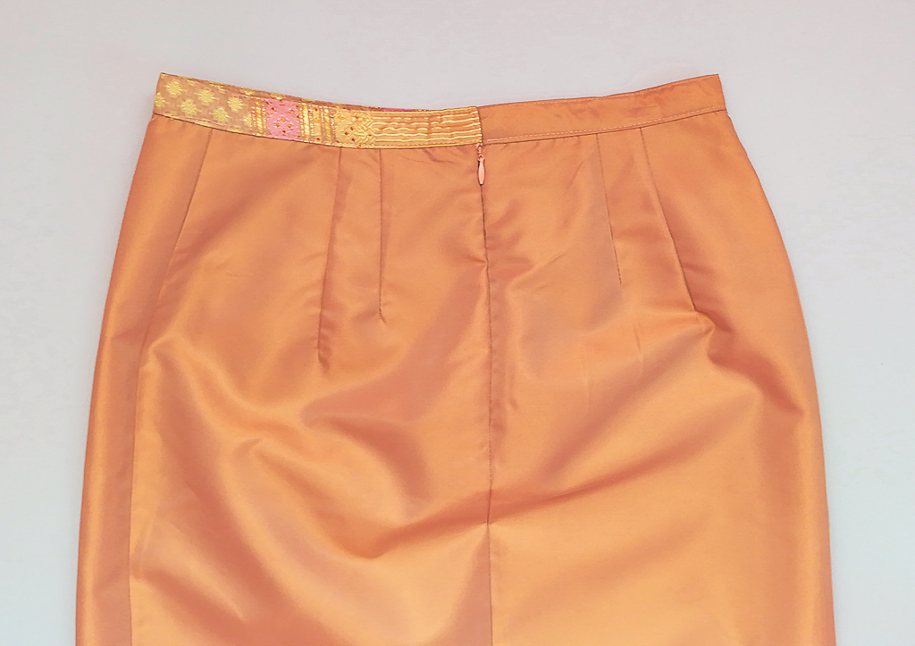 ผ้าถุงไหมสำเร็จรูป (สีชาอ่อน-รอบเอว 28 นิ้ว) งานตัดเย็บประณีต อัดผ้ากาวตามสีของผ้าถุง เนื้องานดีเกรด A