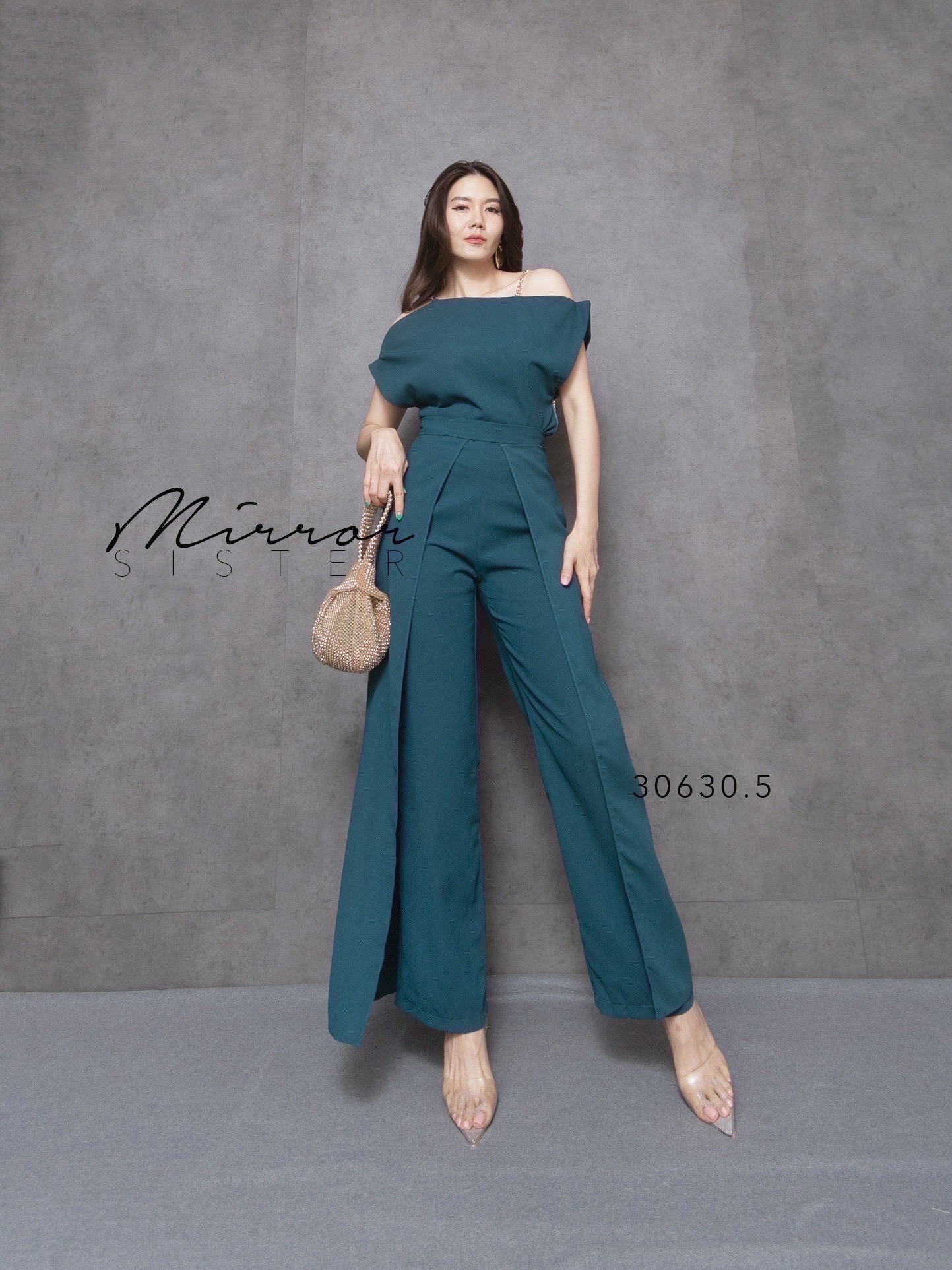 MiRRoRSiSTER’s SET oF WaCHaCha•• ชุดเซ็ทเสื้อกางเกง ทรงสวยเป๊ะปัง ด้วยดีเทลช่วงบน เป็นสายเดี่ยวโซ่ทอง แต่งปาดไหล่สโลปเก๋ไม่ซ้ำใคร ช่วงกางเกงทรงกระบอกแต่งตีเกร็ดตรงหน้าขา แต่งเลเยอร์2ข้าง เวลาเดินพริ้วมีmovementของเนื้อผ้า สวยดีงามเนื้อผ้าดีมาก ใส่เข้าSET