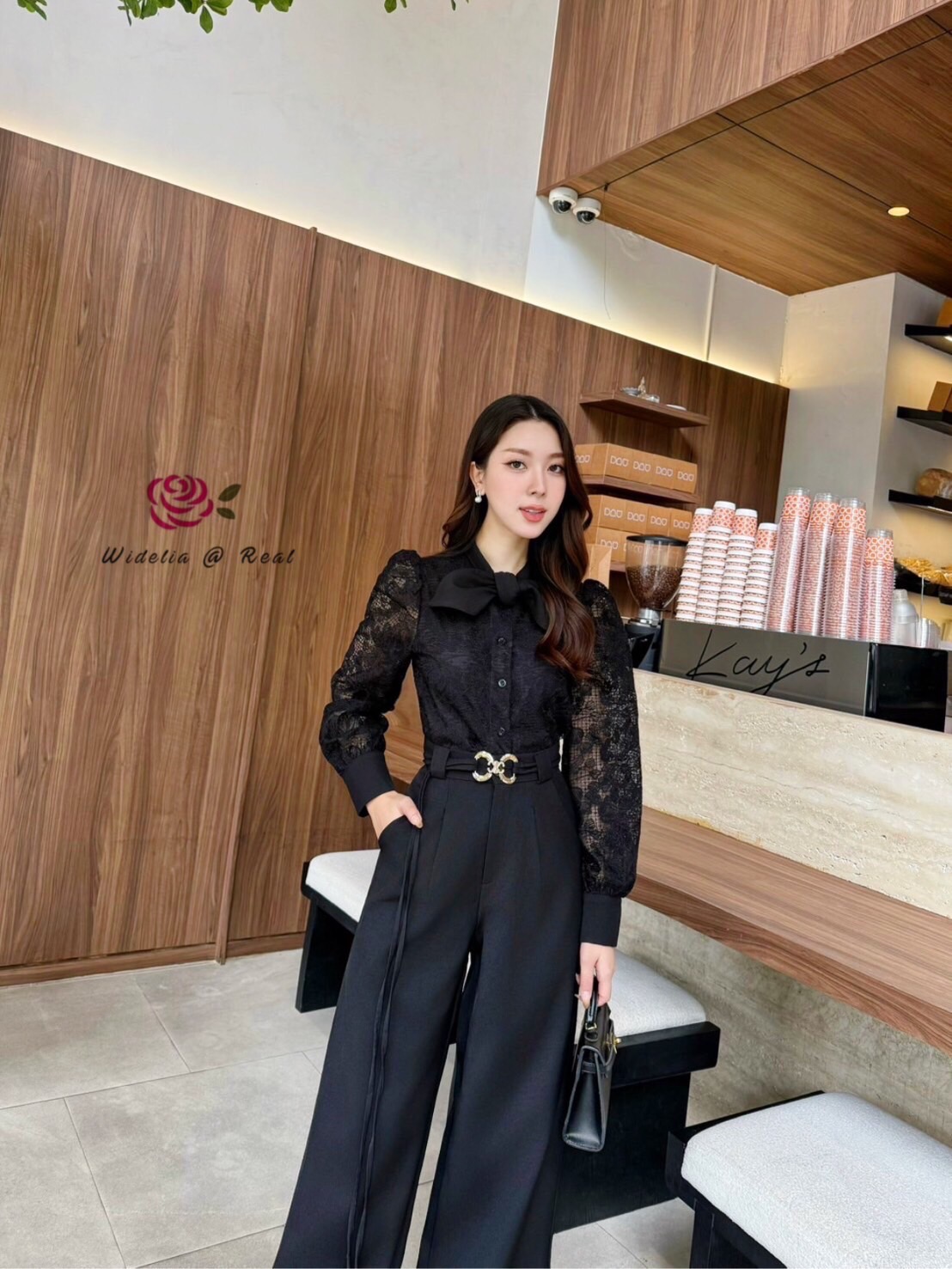 Set เสื้อลูกไม้แขนยาวกับกางเกงขากระบอก มาพร้อมเข้มขัดให้1เส้น คอผูกโบว์ กระดุมหน้า กางเกงผ้าสีพื้น เอวสูง มีกระเป๋าล้วง งานทรงสวยเป๊ะมาก คัตติ้งเนี๊ยบ รุ่นนี้คือสวยจริง รับรองใส่ออกมาไม่ผิดหวังการันตีให้เลย บอกเลยห้ามพลาดเด็ดขาด งานดีงานสวยแน่นอน