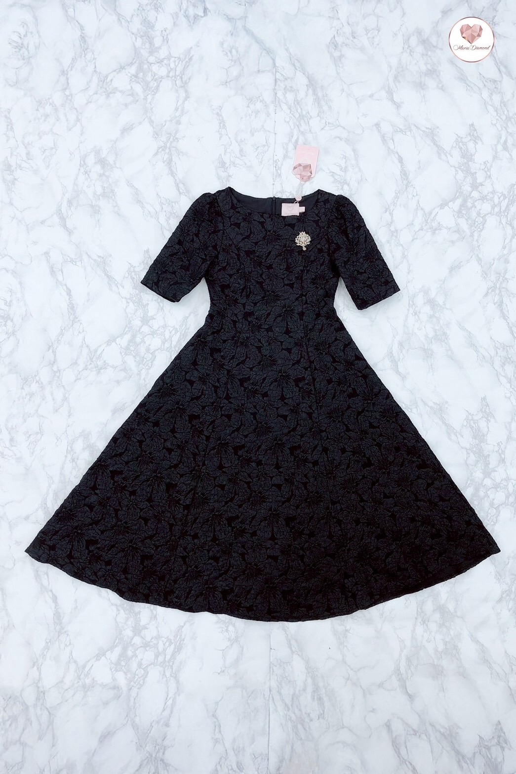 Dress เดรสยาวผ้าลัคชูลายดอกไม้ + เข็มกลัดสีทอง คอกลม ซิปหลัง มีซับใน