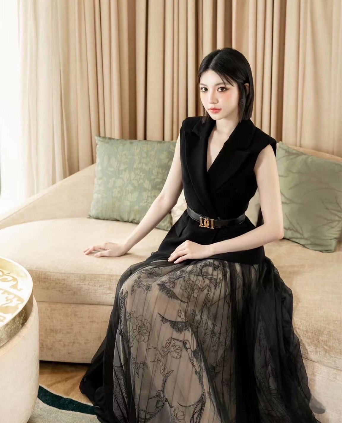 เซ็ตเสื้อคอปกแขนกุดผ้าสูทสีดำมาคู่กับกระโปรงกราฟฟิกสีครีมคลุมผ้าตาข่าย พร้อมเข็ดขำเข้าเซ็ต ใส่แล้วโลกสดใสมากๆค่ารุ่นนี้ ใส่vacayถ่ายรูปกับแก๊งค์เพื่อนๆไม่มีผิดหวังเลยค่า ห้ามพลาดเลยน้าตัวนี้