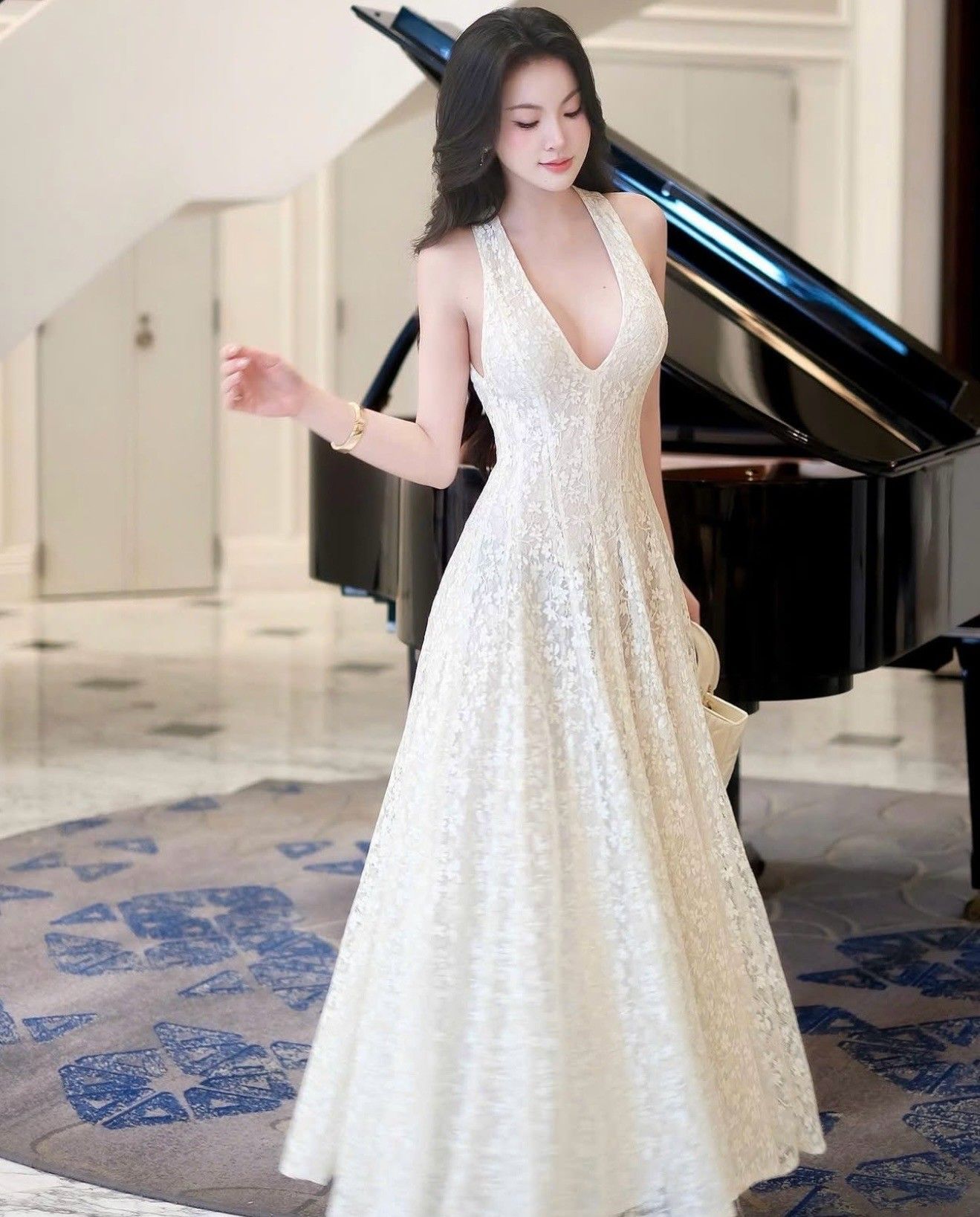 :เดรสยาวลูกไม้ทั้งชุด ทรงสวยมาก ละมุนที่สุด รียบหรูดูดี จะใส่ออกงาน ออร่าพุ่ง สวยเด่นกว่าใคร ใส่แล้วดูงามสง่า เนื้อผ้าดีมากชุดมีซับใน หน้าอกมีฟองน้ำ มีซิบด้านหลัง
