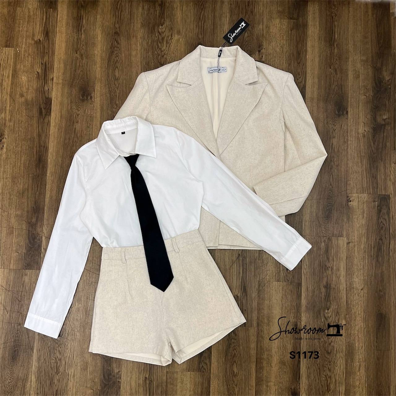 S1173 Korea suit set เกาหลีเกาใจไม่ไหว กับเซ็ตสูทที่จัดกันมาเต็มๆแบบ 4in1 คุ้มไม่รู้จะคุ้มยังไง งานสวยแค่ไหนให้ภาพอธิบายค่ะ ดีไซส์เรียบหรู สีสุภาพ ใช้ผ้าอย่างดีในการตัดเย็บค่ะ บุซับ งานสวย คอมพลีทลุคครบจบในชุดเดียว #showroombrand #งานป้ายshowroom #งานป้าย