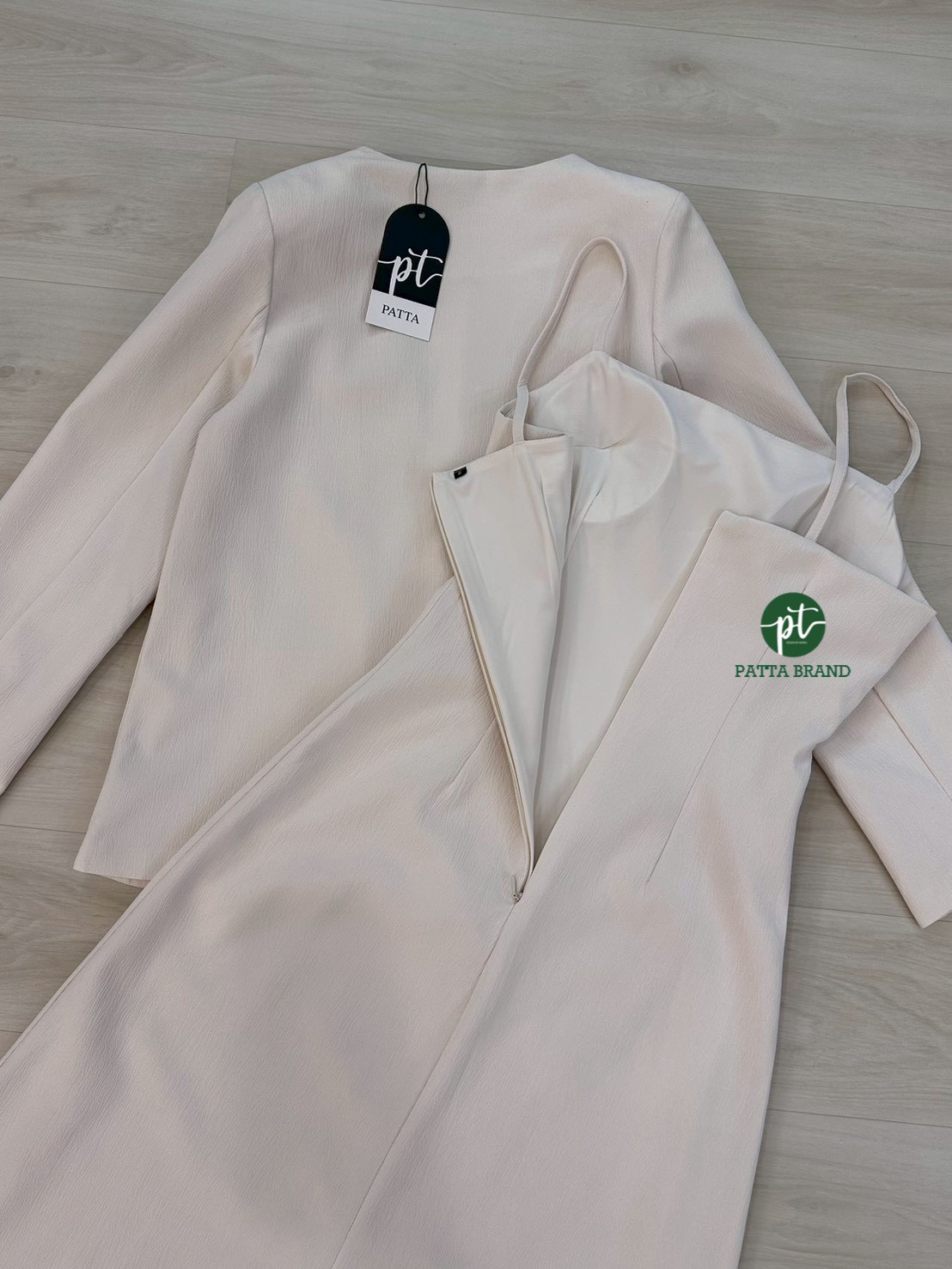 เซต2ชิ้น สีครีม เสื้อคลุมสูทแขนยาว ดีเทลแต่งกุ้นขอบกระเป๋า มาคู่กับเดรสสายเดียวยาว ( อกเสริมฟองน้ำ) ซิปหลัง ซัปในทั้งตัว ดีไซน์สวย คุ้มสุดๆ มาพร้อมกับกระโปรงยาวทรงสอบ และดีเทลผ่าหลังดีไซน์สวย