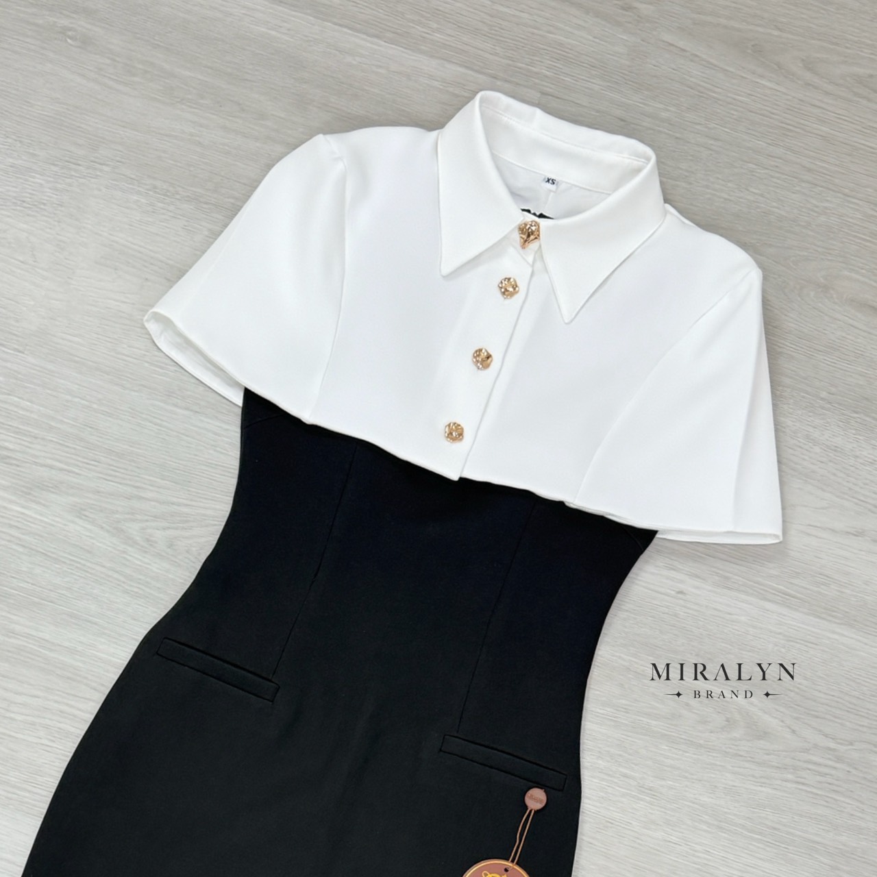 เดรสยาวสีดำพร้อมปกคลุมเสื้อคอปกสีขาวดีเทลกระดุมสีทองสวยมาก เดรสเข้ารูปแขนกุดทรงยาวผ่าด้านหลังอกมีฟองน้ำเสริมและซิปด้านหลัง งานเนื้อผ้าดีมาก การันตีงานคุณภาพ คัตติ้งประณีตใส่ใจทุกรายละเอียดของงาน