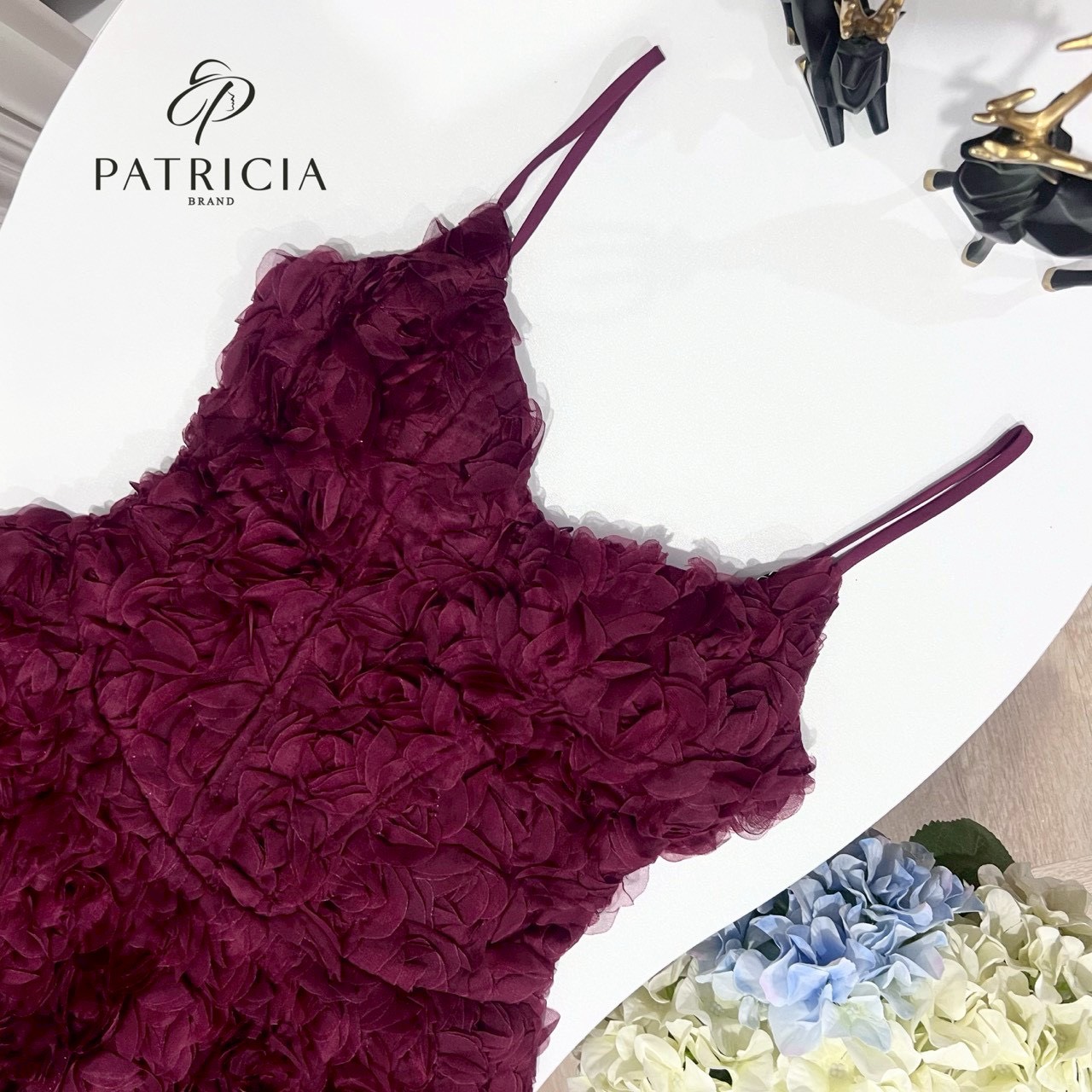 เดรสดอกไม้ 3D🌺 เดรสสีแดงชุดนี้จะใช้ผ้าลายดอกไม้ 3D เนื้อนิ่ม ไม่คัน เป็นเดรสทรงเข้ารูป ทรงสายเดี่ยว ตรงสายสามารถปรับระดับได้ อกมีฟองน้ำเย็บติดอย่างดี