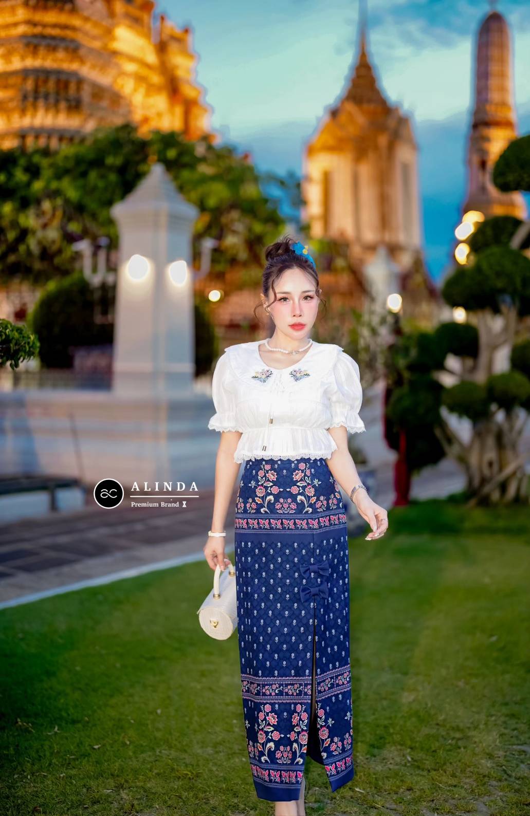 Tag : ❥𝐀𝐋𝐈𝐍𝐃𝐀 Code : #F08277 Detail : ชุดเซ็ทผ้าไทยประยุกต์เข้าใหม่ค่ะ ชุดนี้ตัวเสื้อเป็นเสื้อคอบัวสีขาวปักลายดอกไม้ตรงปกเสื้อด้านหน้า มีซิปหลัง แต่งระบายผ้าลูกไม้ที่ชายเสื้อและปลายแขน เนื้อผ้าดีมากกก
