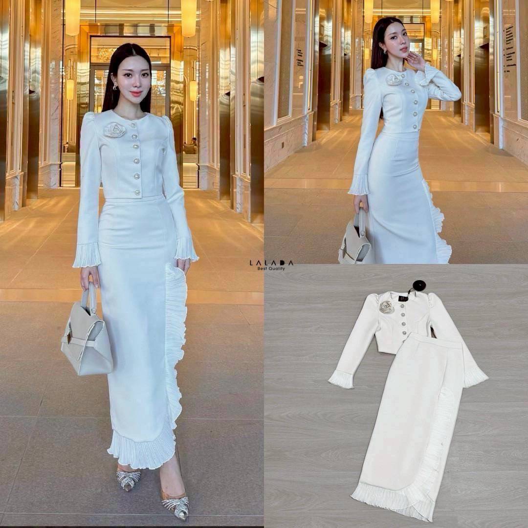 set 2 ชิ้นเสื้อสีขาวแขนยาวกระดุมหน้ากระดุมหน้า ปลายแขนแต่งระบาย ตัดเย็บอย่างดีมีซับใน + เข็ดกลัดดอกไม้ + กระโปรงยาวเนื้อผ้าเดียวกันแต่งระบายด้านหน้า สวยลัคชู ใส่ไปไหนก็รอดค่ะ