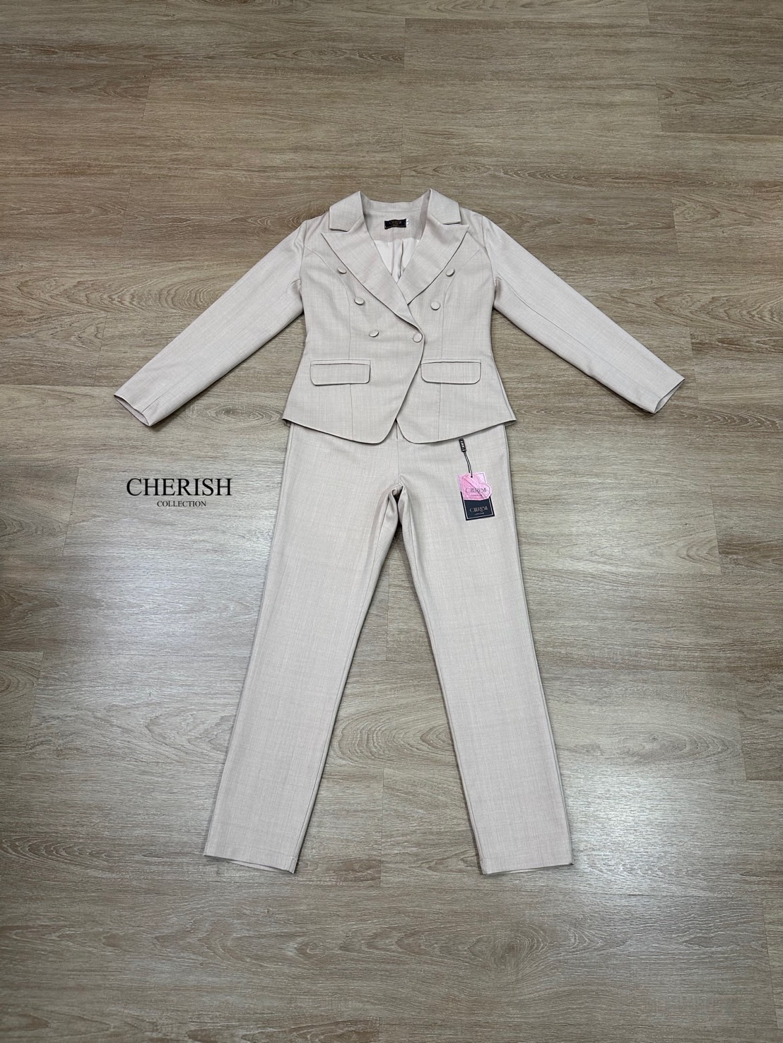 Setsuit เสื้อ+กางเกง เรียบหรู ดูเท่ ทรงสวย ใช้ผ้าดี ใส่สบาย ตัวเสื้อสูทแต่งกระดุม มีกระเป๋า พร้อมซับในทั้งตัว มาพร้อมกับกางเกงขากระบอก มีกระเป๋า 2 ข้าง