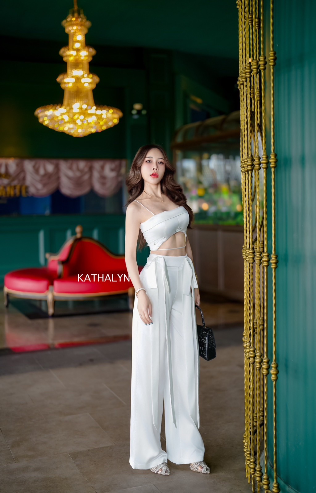 ʟᴀʙᴇʟ : KATHALYN (แคธรีน) Detail : เสื้อครอบสั้นสายเดี่ยว สายปรับระดับได้ มีบลาในตัว เนื้อผ้าเงาผ้าหนากำลังดี เสื้อดีไซน์แต่งเชือกร้อยสานไปยังด้านหลังผูกโบว์เก๋ๆ แมทช์คู่กับกางเกงขายาวทรงสวยสีเดียวกันกับเสื้อ ด้านข้างกางเกงแต่งโบว์ทั้งสองข้างหางยาวสวยสะดุ